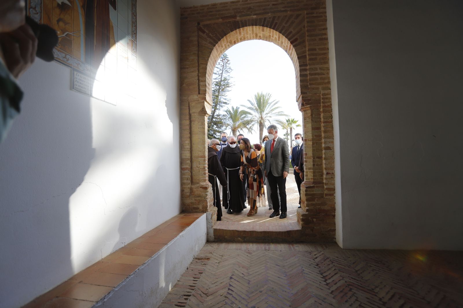 La presidenta del Parlamento, Marta Bosquet, junto al resto de miembros de la Mesa, visita al Monasterio de La Rábida