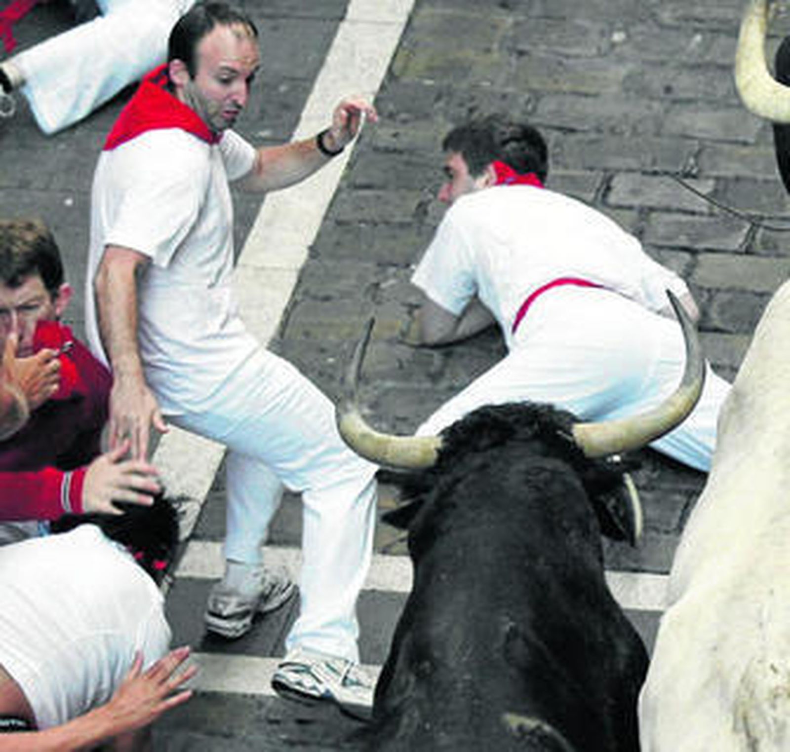 Caídas y tensión en la calle Estafeta, con varios contusionados.