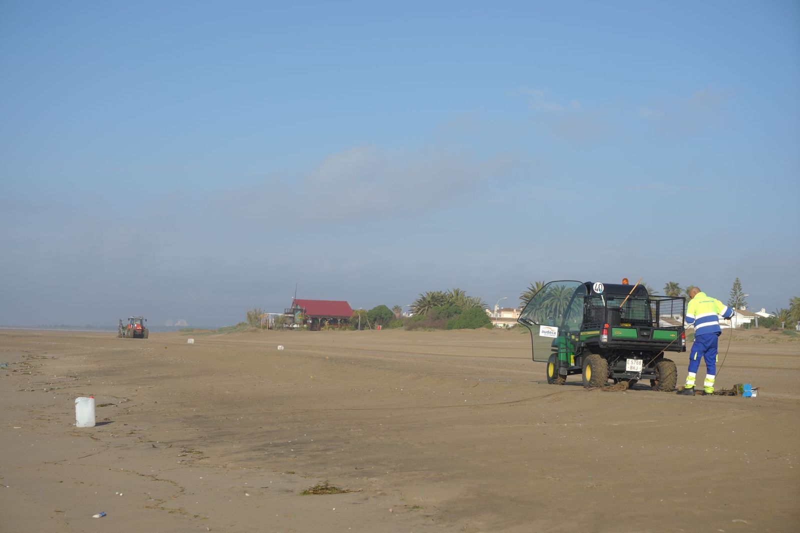 Operarios trabajando en una playa ayamontina.