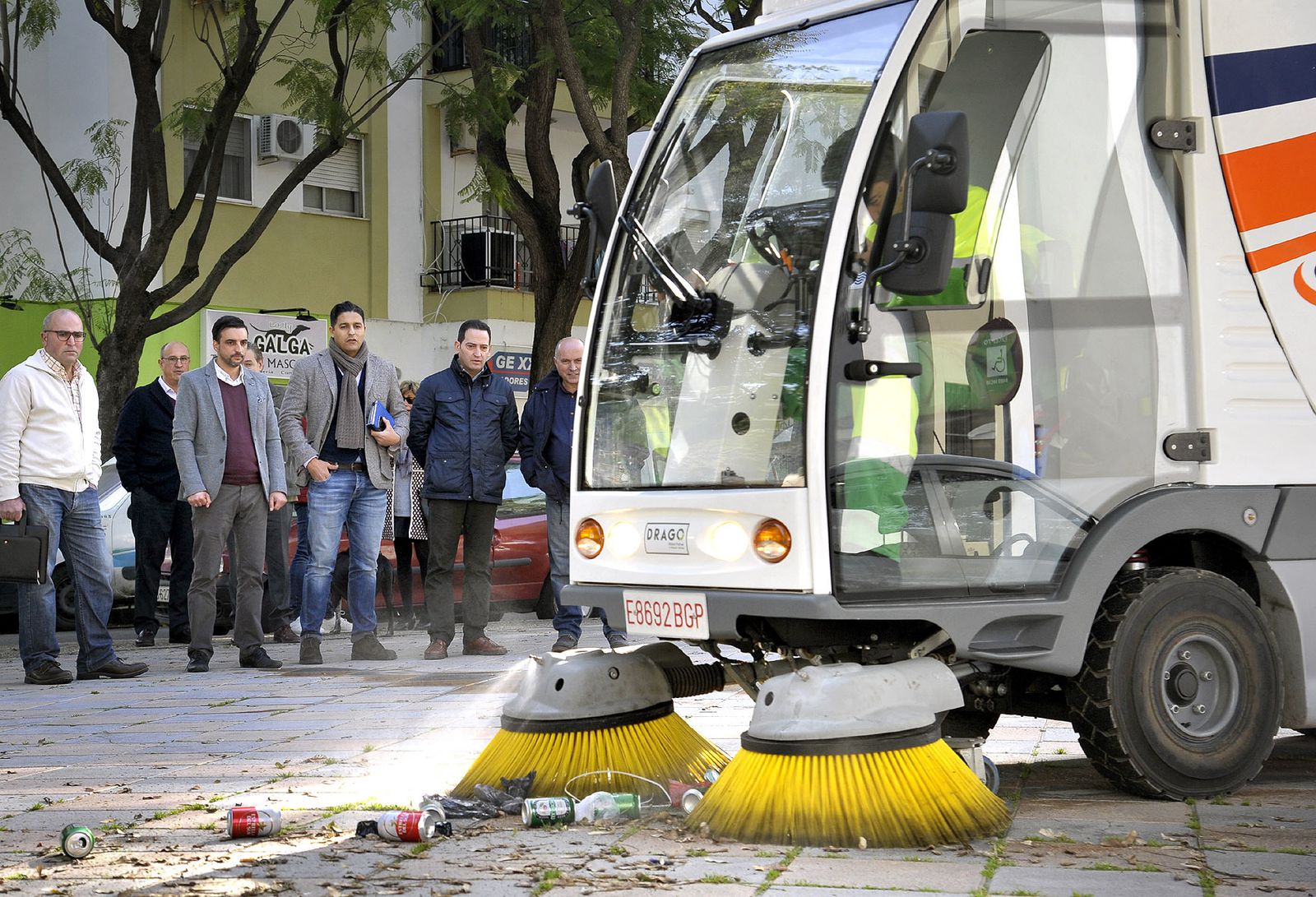 Responsables municipales y de Urbaser, el pasado año, observando cómo realiza la limpieza  viaria una nueva máquina.