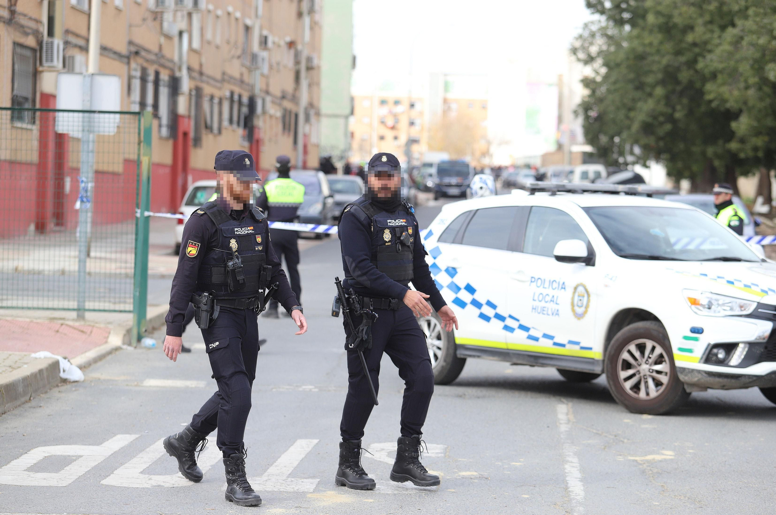 Imágenes del atrincherado que amenazaba con hacer estallar una bombona en el Torrejón, Huelva