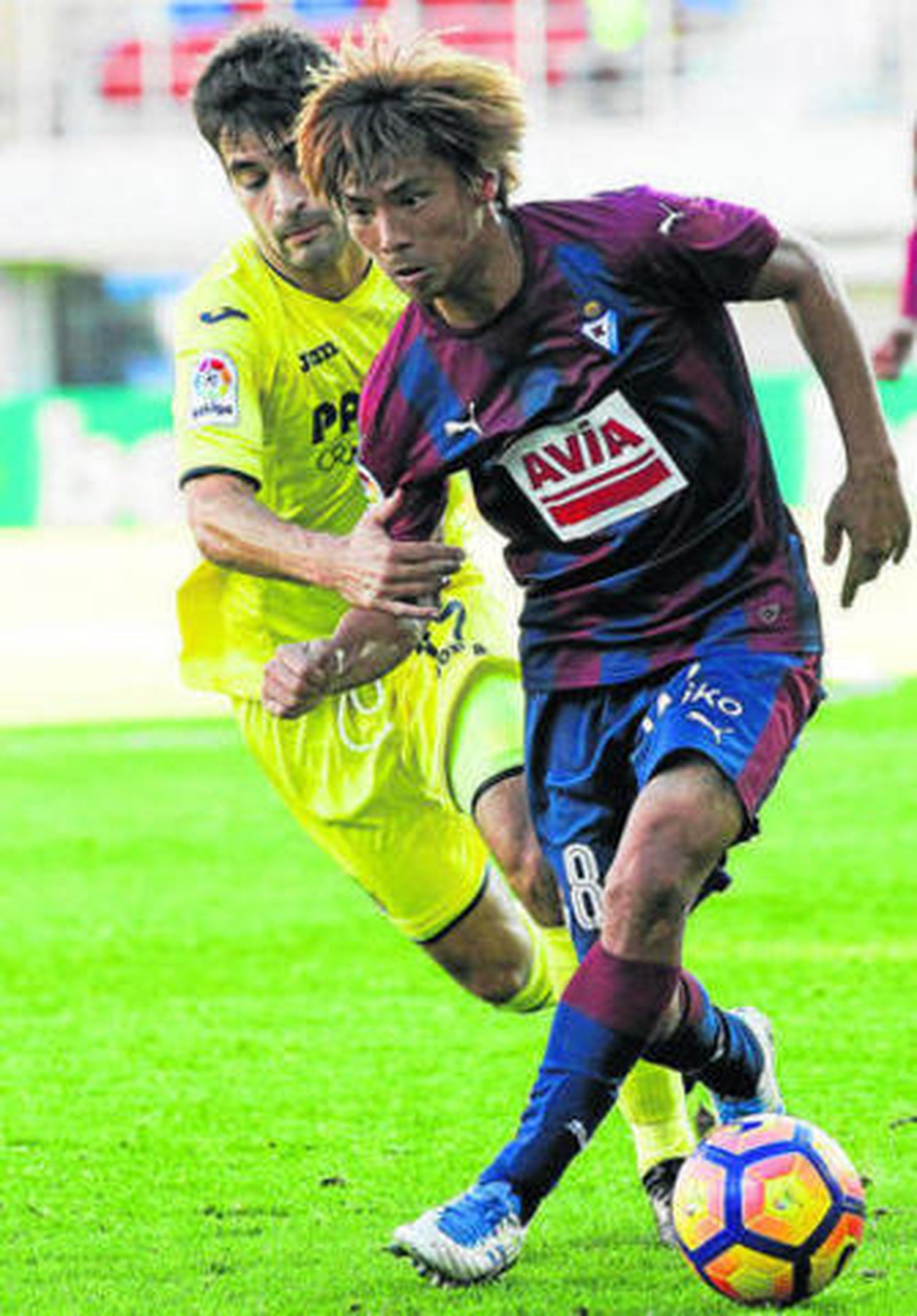 El japonés Inui se escapa de Trigueros en el centro del campo.