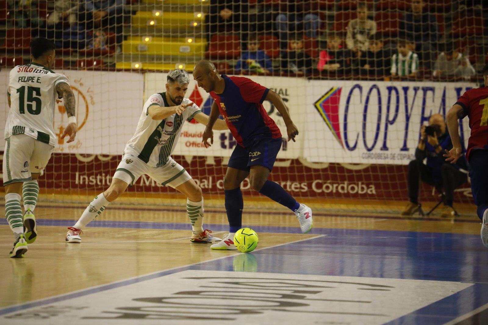 Las mejores fotos del ambiente en Vista Alegre para el Córdoba Futsal - Barça