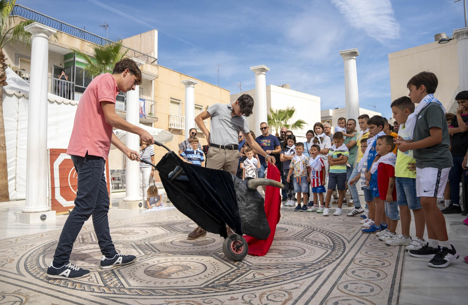 Las imágenes del taller de toros para niños y toro mecánico en Macael