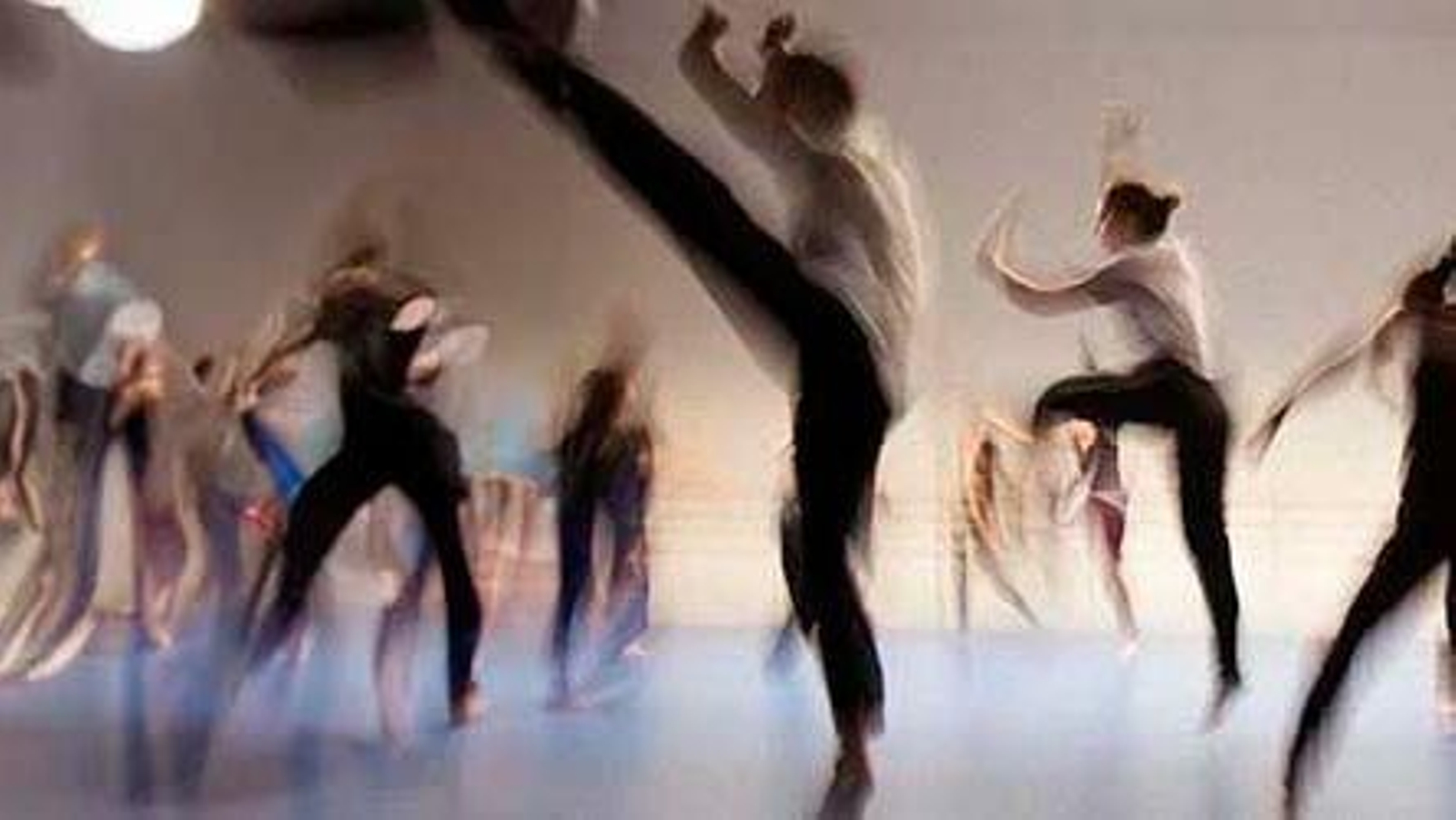 Personas bailando, en una iamgen de archivo. Personas bailando, en una iamgen de archivo.