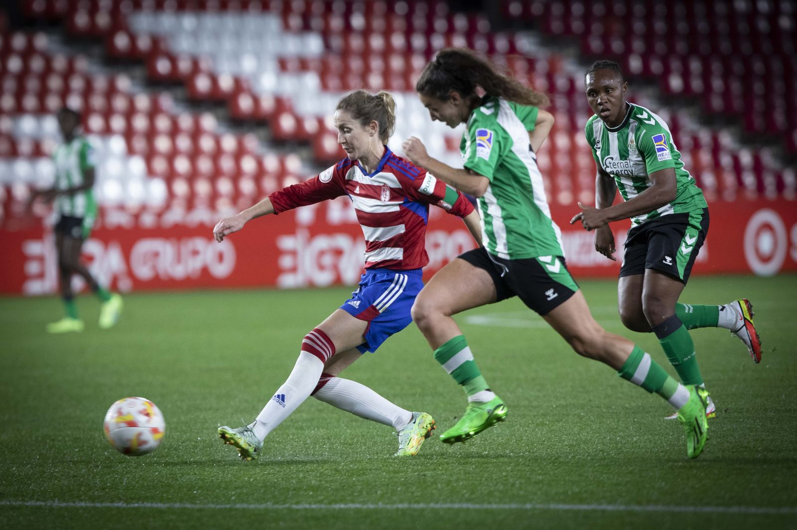 La rojiblanca Lauro en el duelo ante el Real Betis.