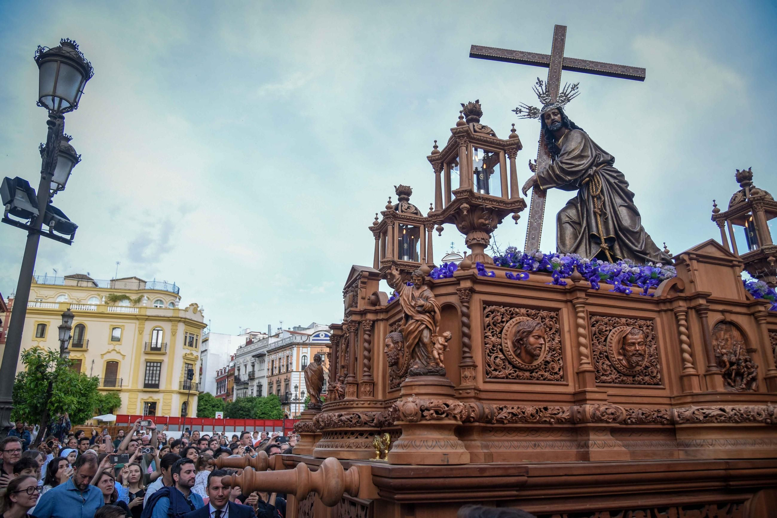 La Hermandad del Cristo de la Corona en la Semana Santa de Sevilla 2025