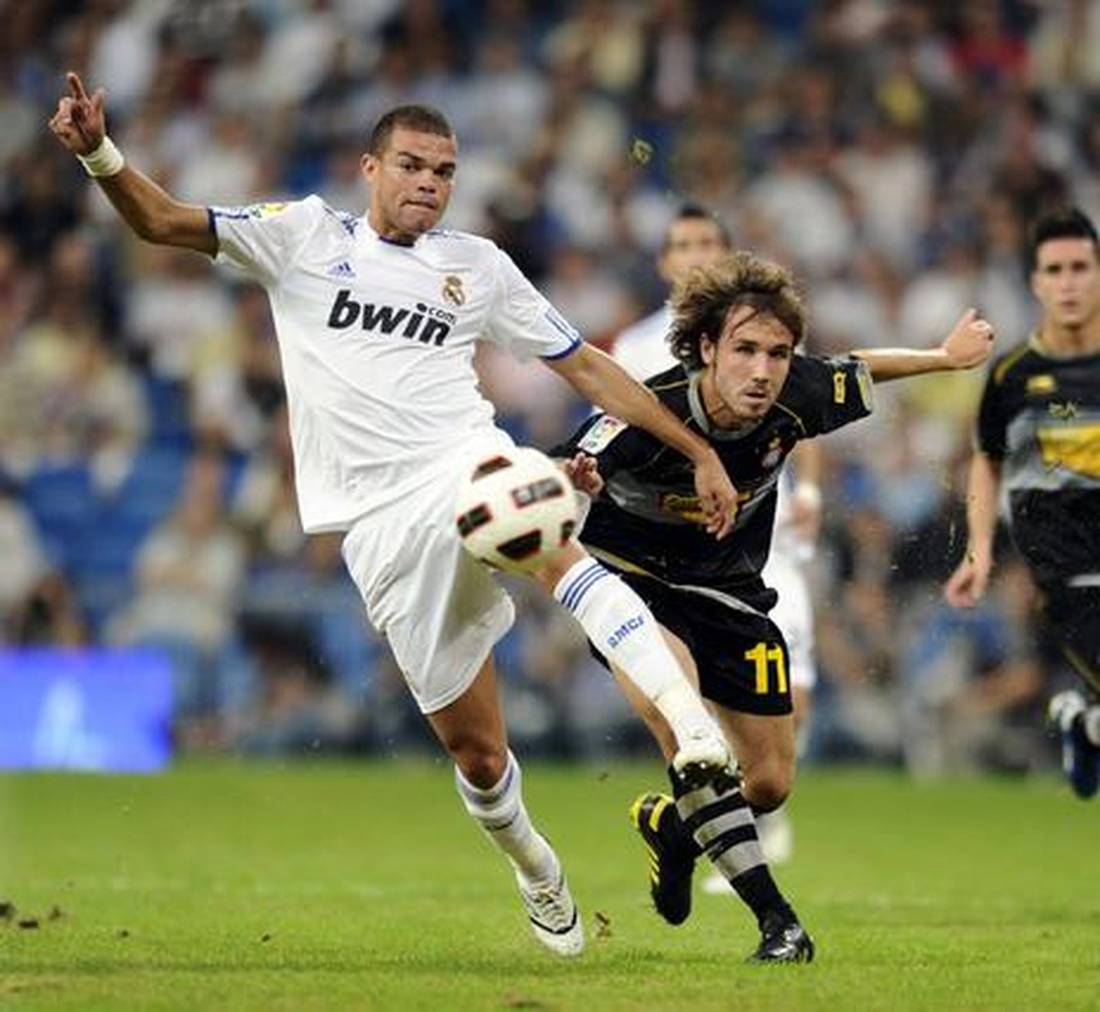 El Real Madrid gana al Espanyol en el Bernabéu. / AFP