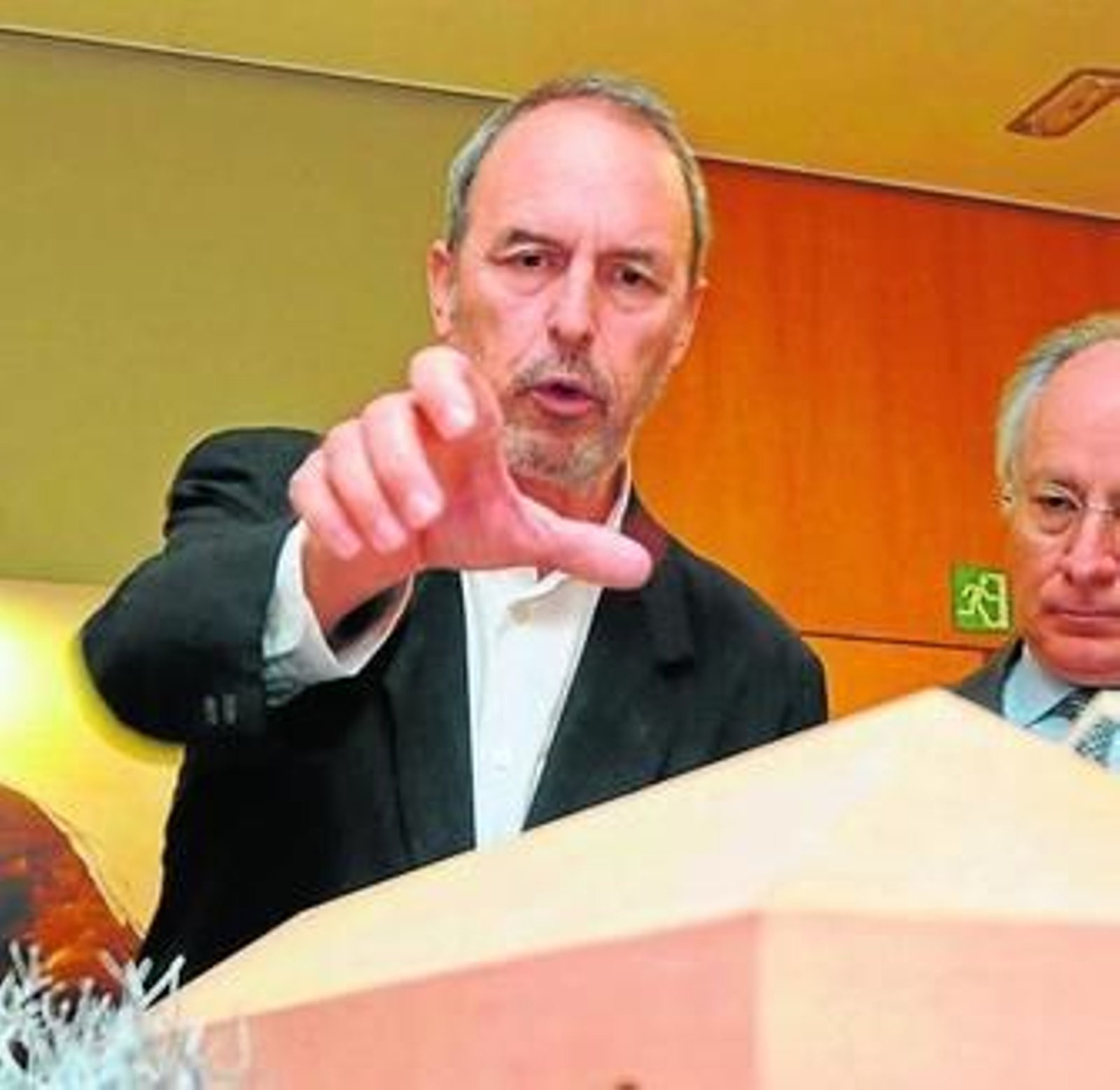 Vázquez Consuegra explica su proyecto de las Atarazanas.