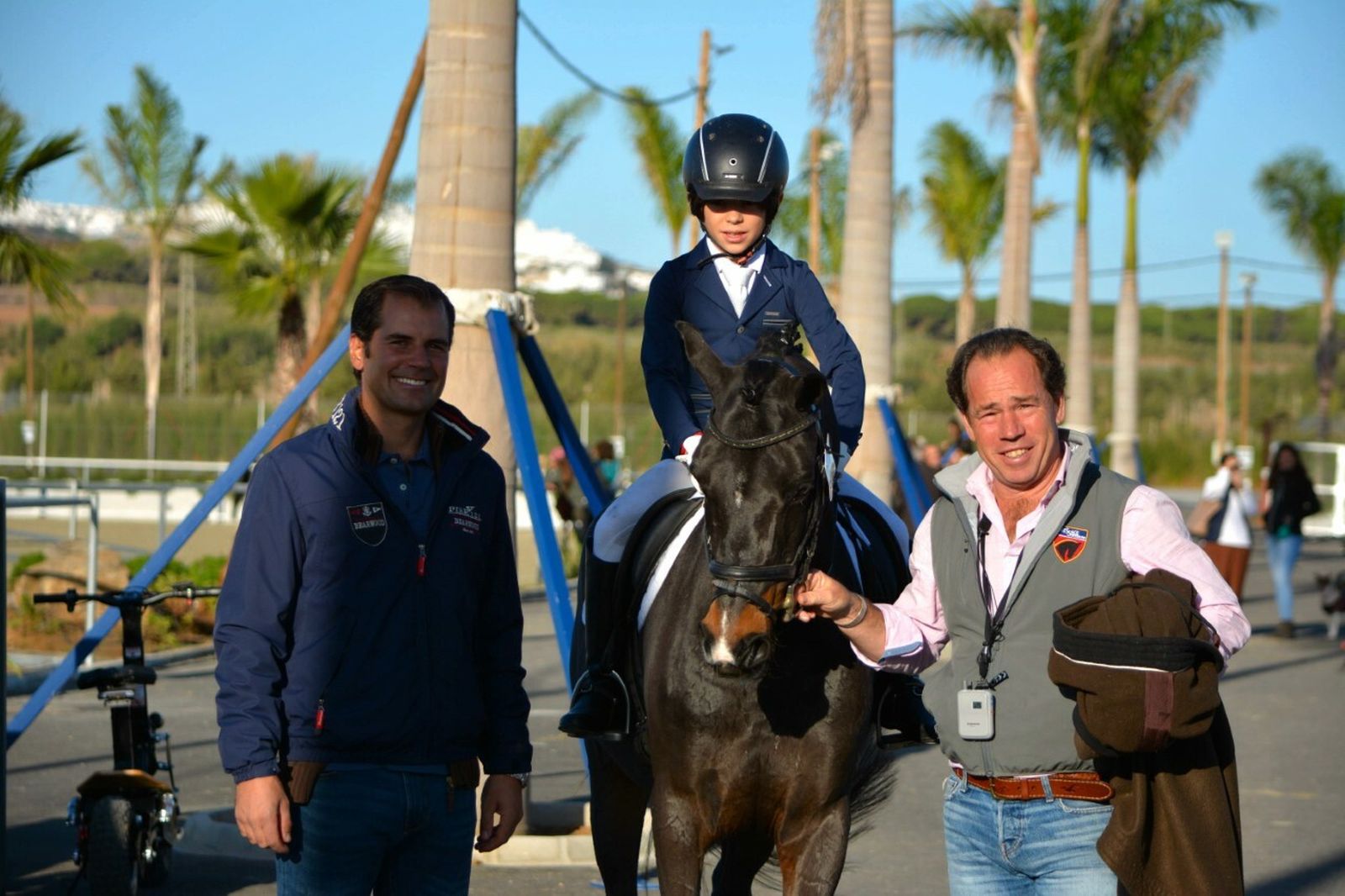 El joven Curro Ramírez, junto a su padre y entrenador.