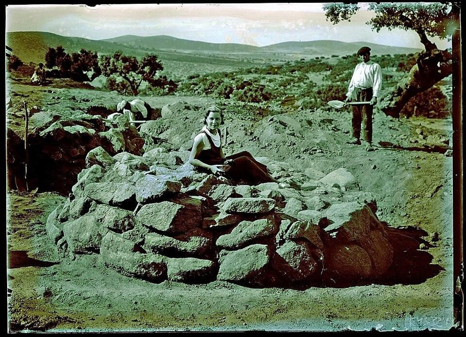 La arqueóloga Encarnación Cabré en la necrópolis de La Osera. 1933