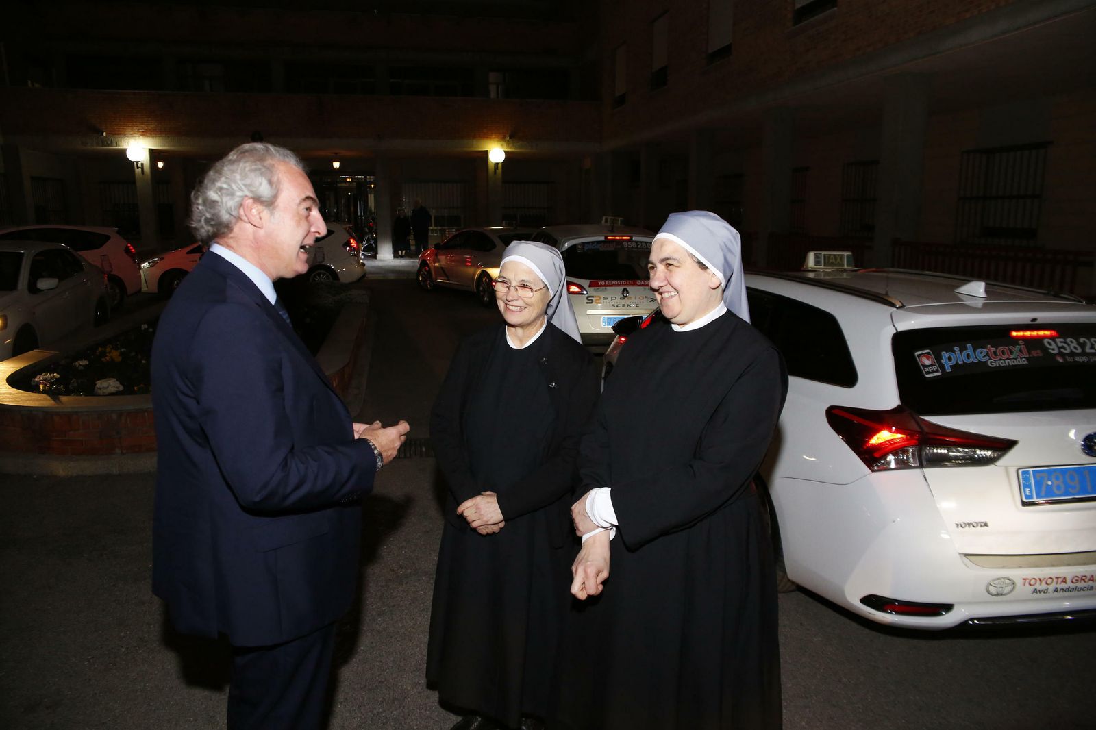 Los taxis que llevan el espíritu de la Navidad a Granada