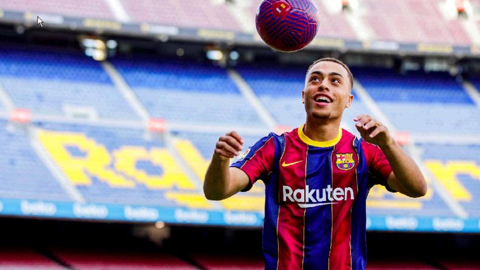 Sergiño Dest da toques en el Camp Nou.