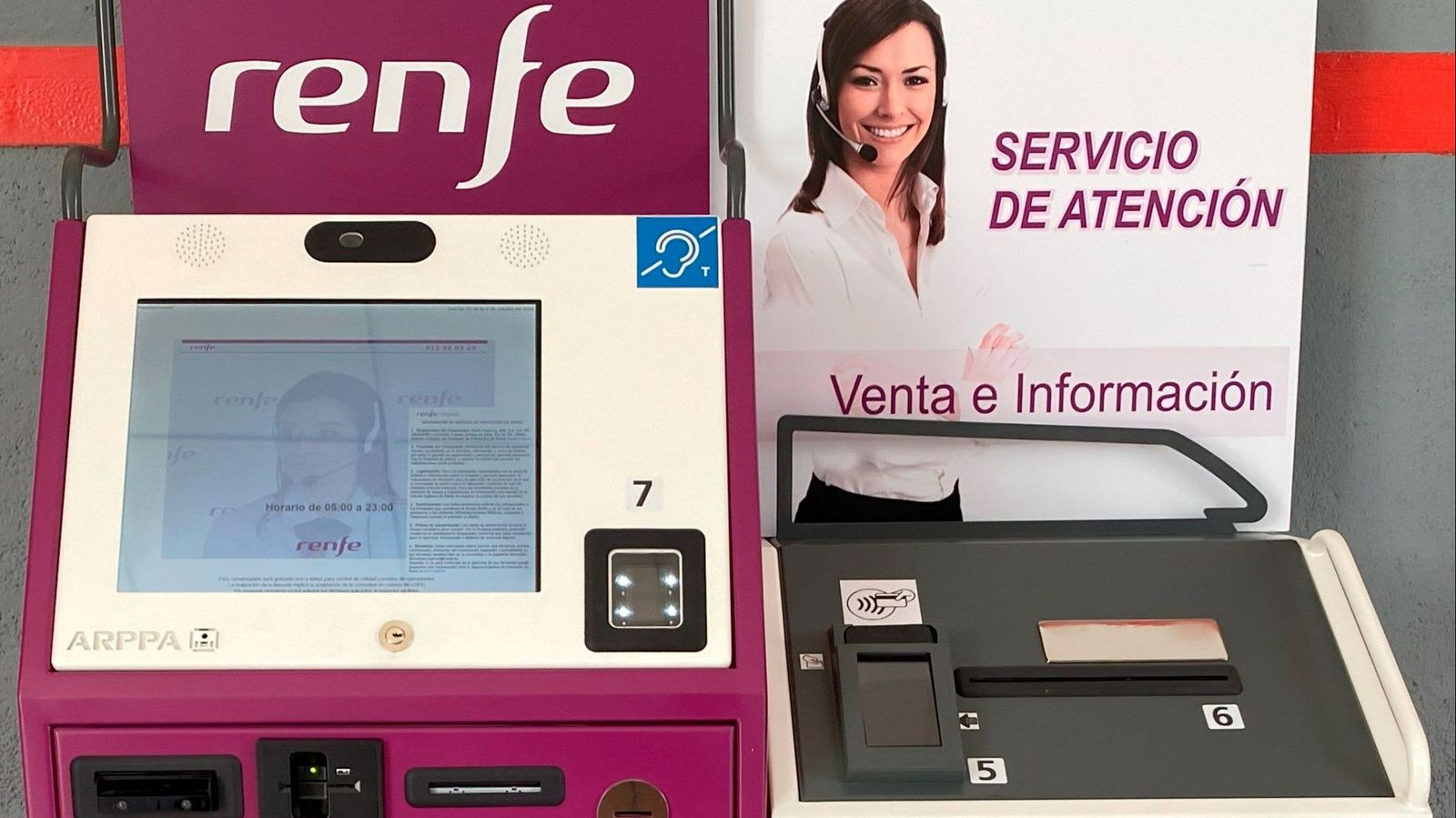Máquina de atención personalizada de Renfe | Imagen de archivo