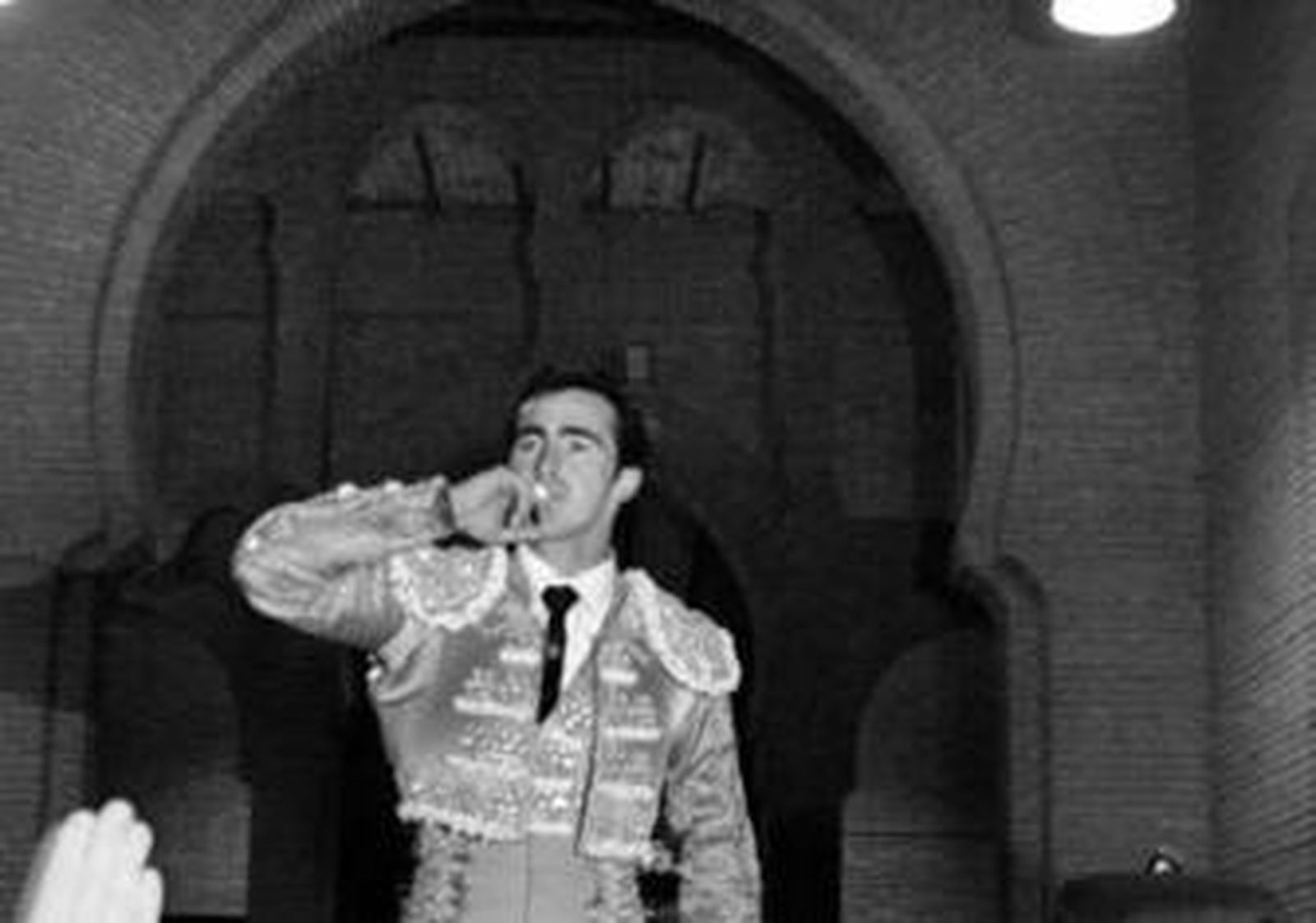 El Fandi, en su salida a hombros, ayer, en Granada.