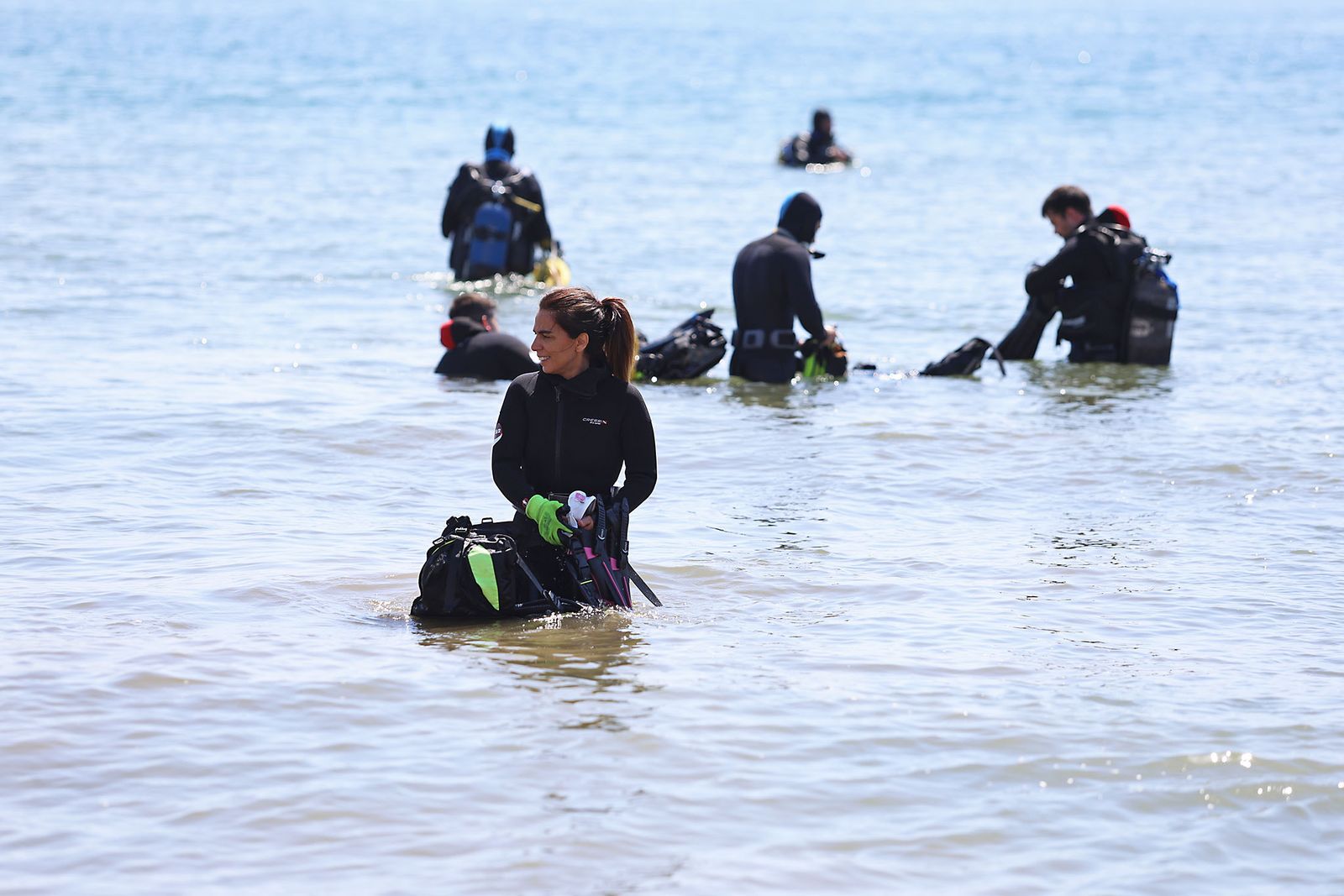 Imágenes de la gran recogida de residuos abandonados en el marco de la octava edición de '1m2 contra la basuraleza'. En la playa de la Canaleta.