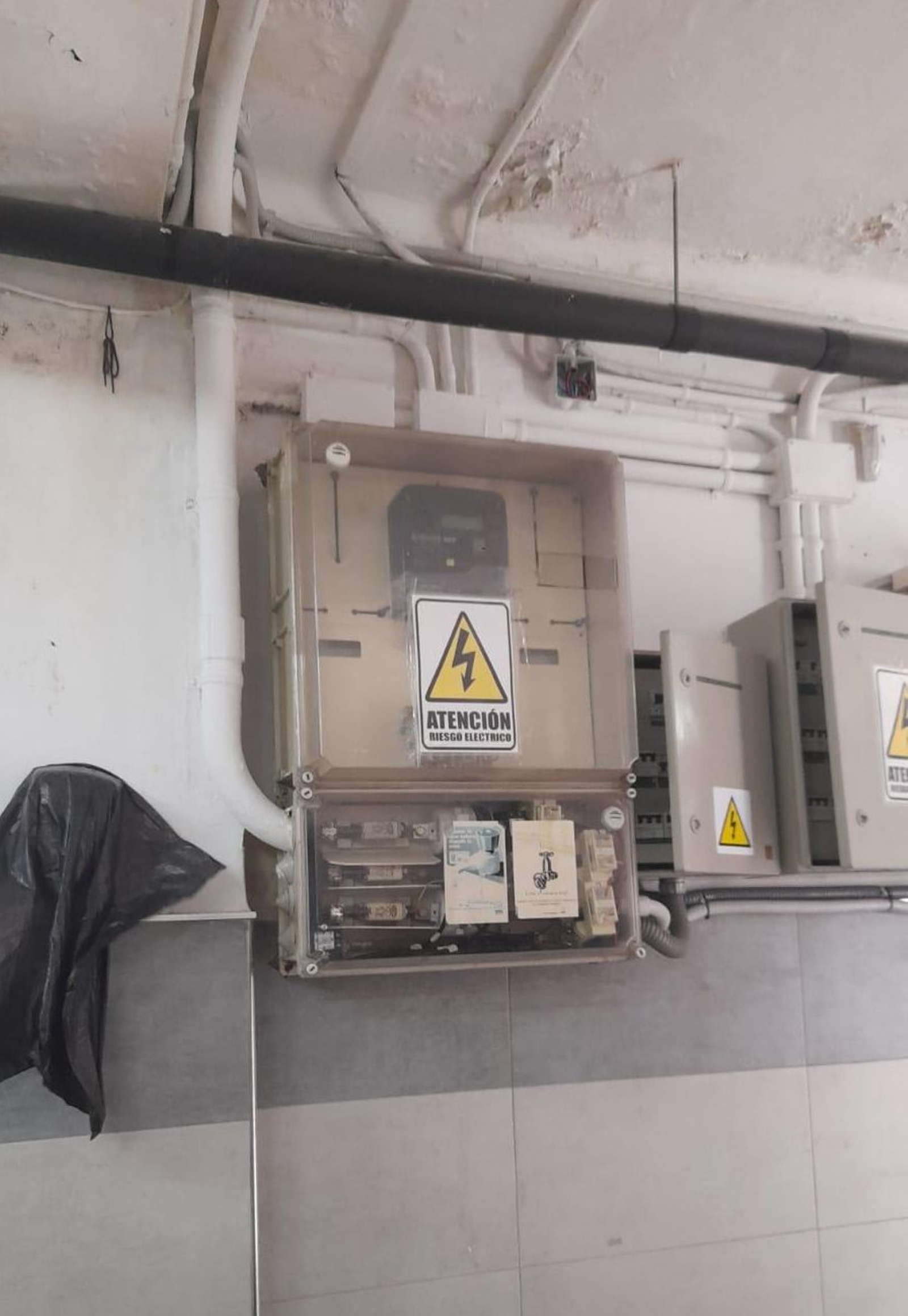 Las humedades llegan también al cuarto donde se encuentra el cuadro eléctrico.