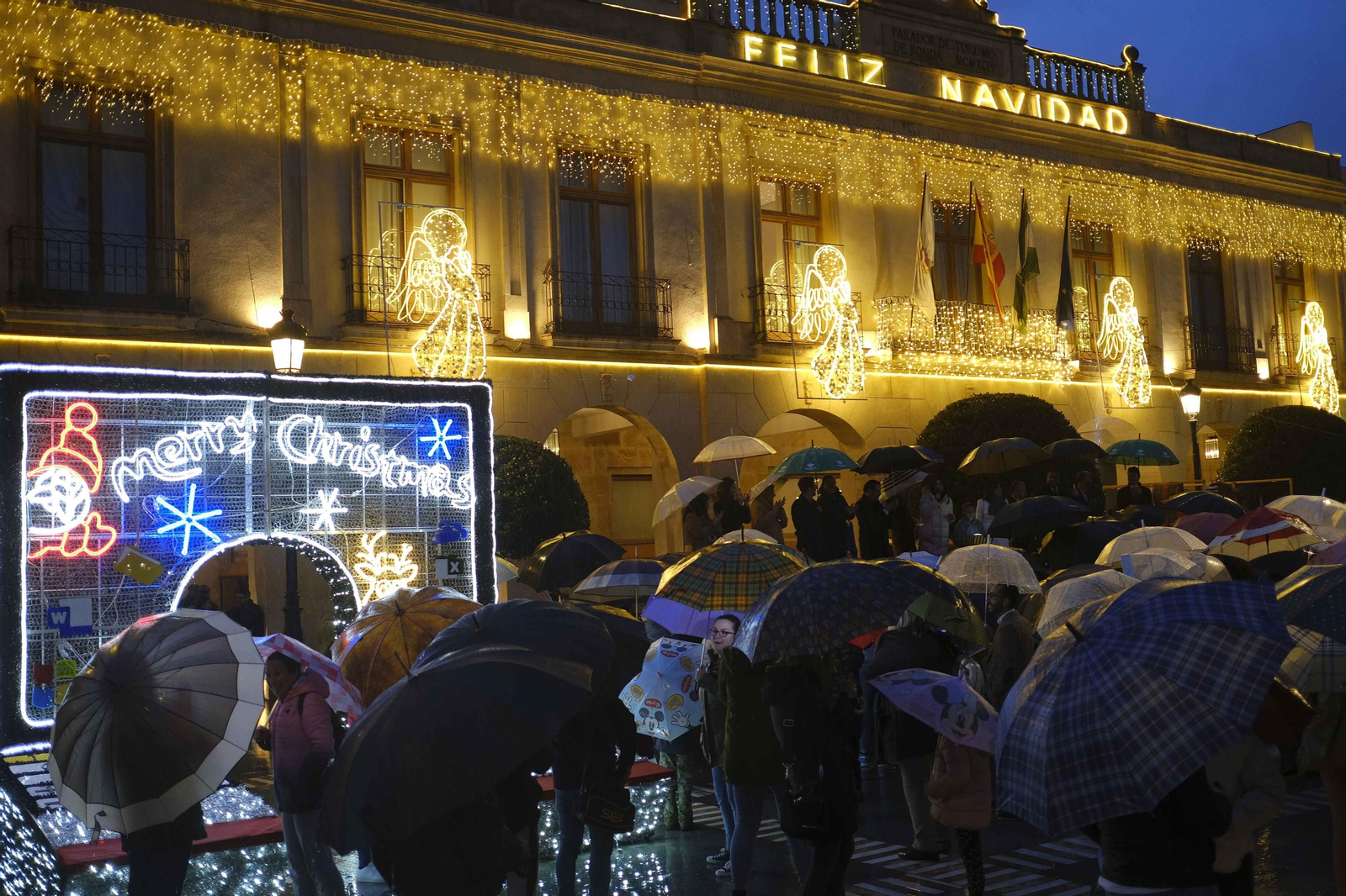 Encendido del alumbrado en Ronda bajo la lluvia.