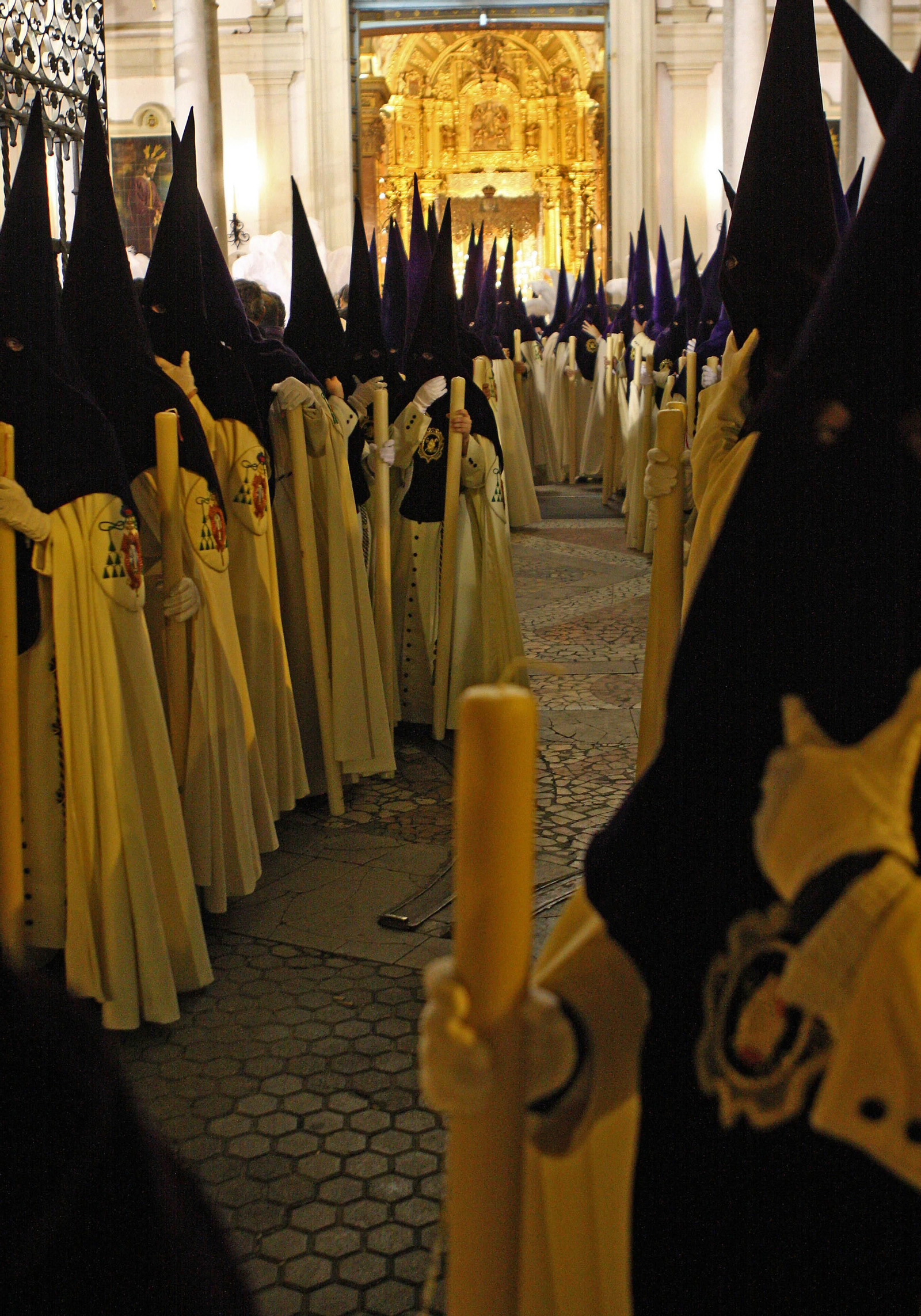 Nazarenos de la Macarena saliendo de la basílica.