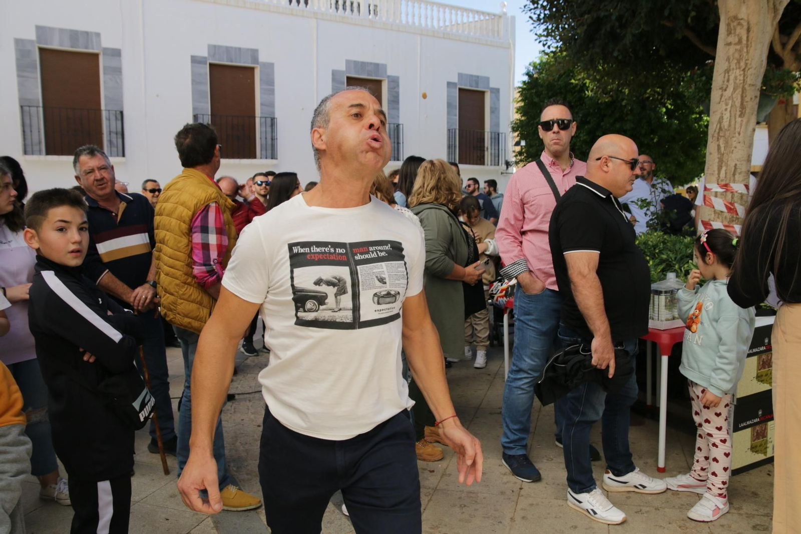 Las imágenes del concurso de lanzamiento de hueso de aceituna de Canjáyar