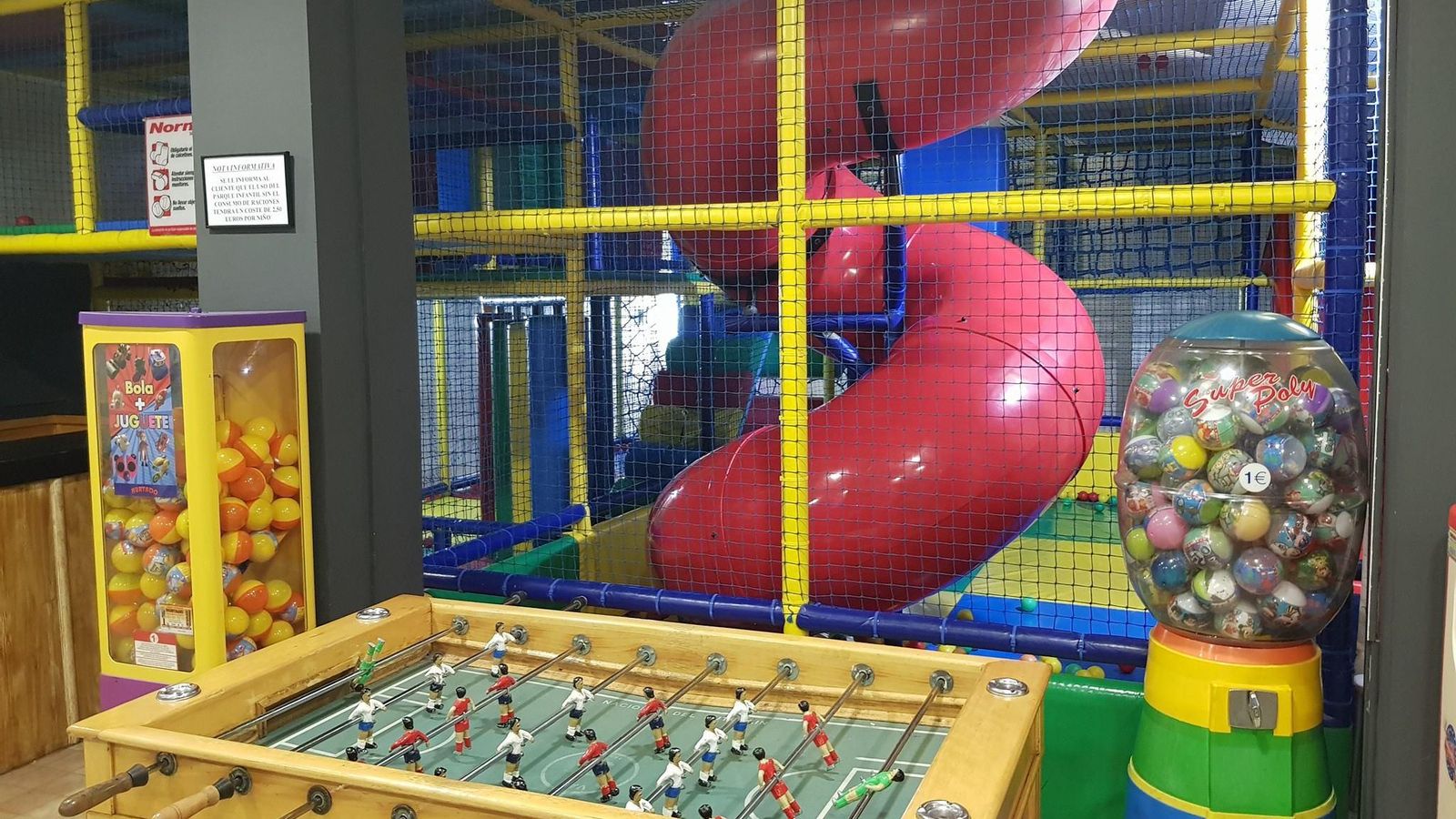 Zona de juegos del restaurante El Sótano, junto a la Plaza de Jardinillos. Zona de juegos del restaurante El Sótano, junto a la Plaza de Jardinillos.