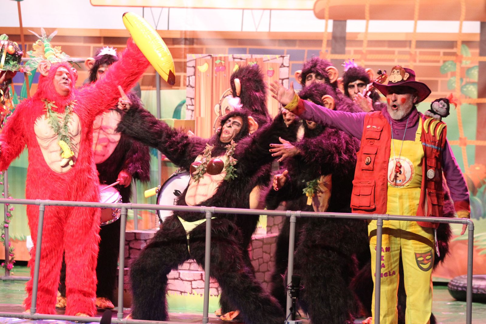 Integrantes de la murga de Huelva Juan de la jungla, en el escenario.