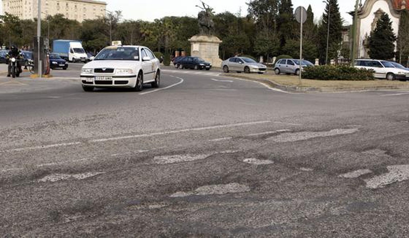Numerosos agujeros en la calzada en el Prado de San Sebastián.

Foto: Antonio Pizarro