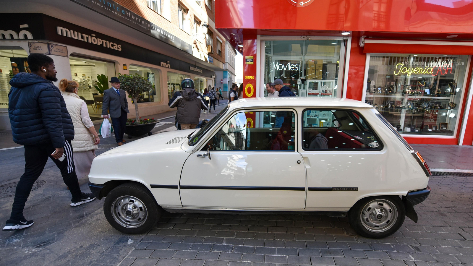 La exhibición de coches de antiguos en el centro de La Línea, en imágenes