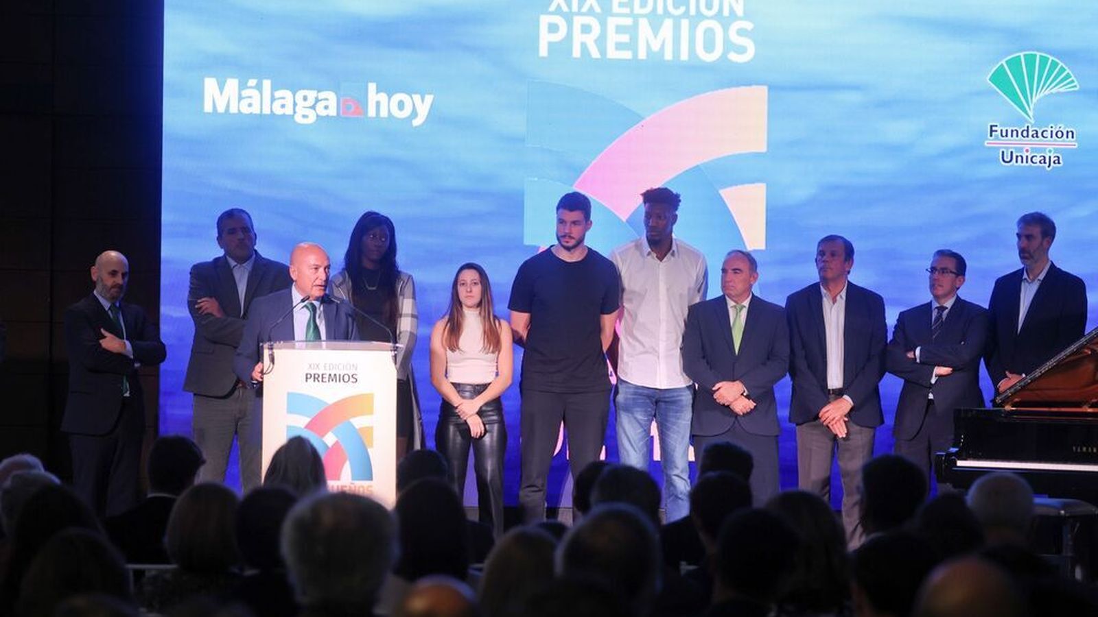 Jugadoras, jugadores y responsables del club Unicaja Baloncesto escuchan al presidente López Nieto.