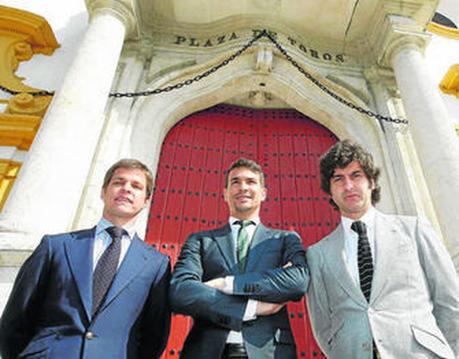El Juli, Manzanares y Morante posan en la Maestranza en 2011.