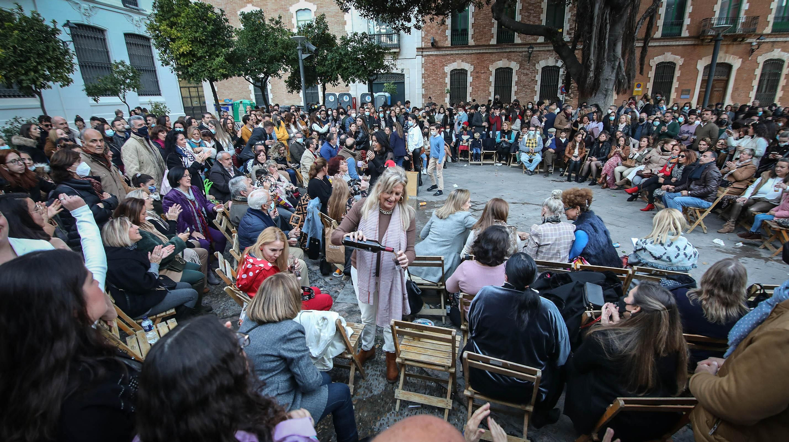 Las zambombas llenan las plazas y calles del centro de Jerez