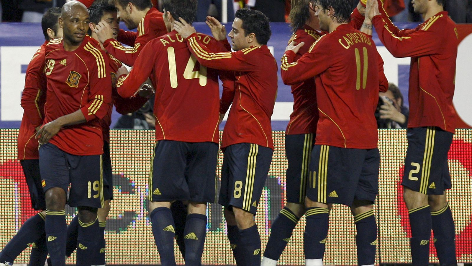 Los jugadores españoles celebran el tanto de Villa.