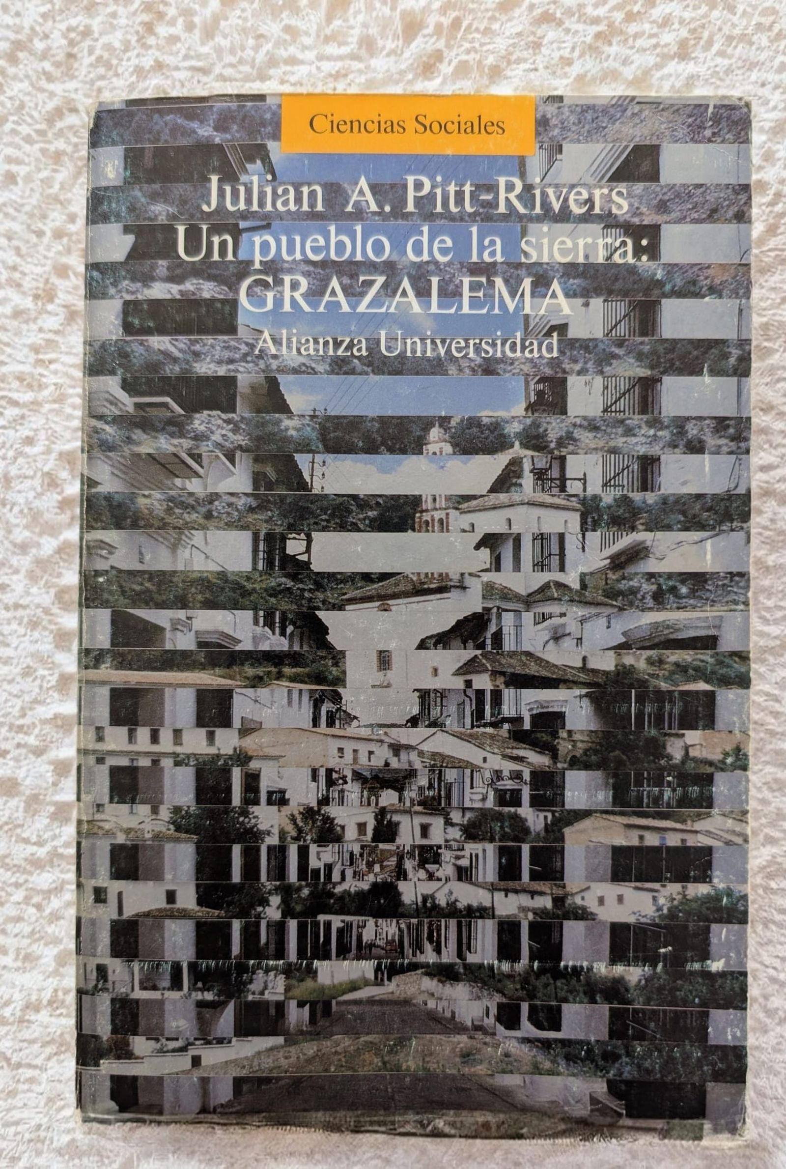 Portada de la edición en castellano del libro de Pitt-Rivers sobre Grazalema.