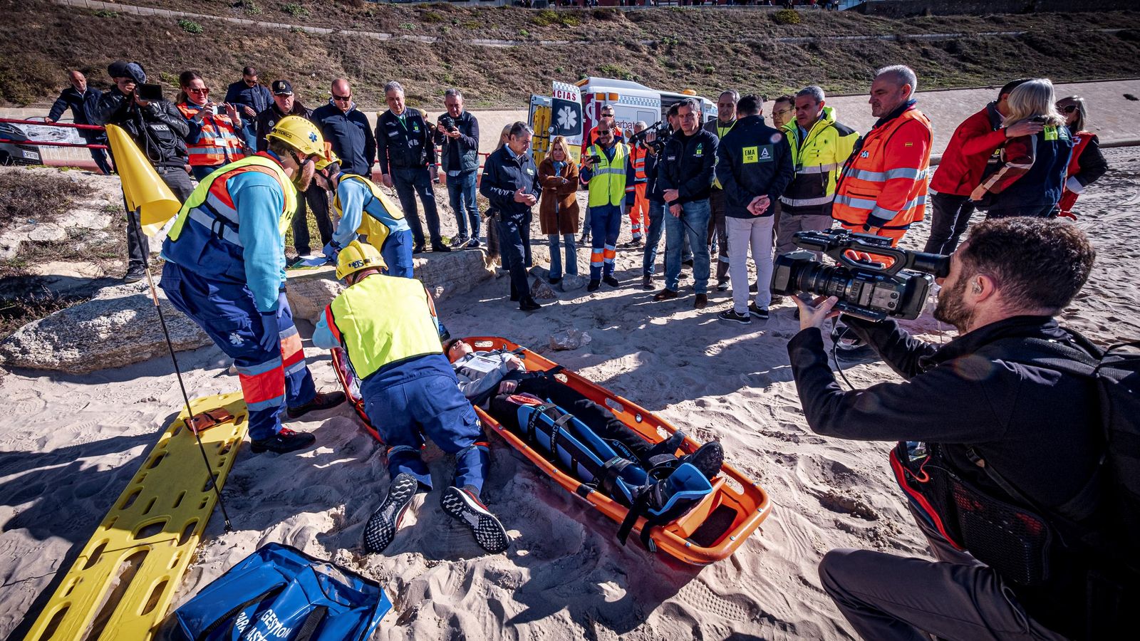 Simulacro de evacuación ante riesgo de maremoto en Cádiz, durante un ejercicio de protección civil en la costa andaluza.