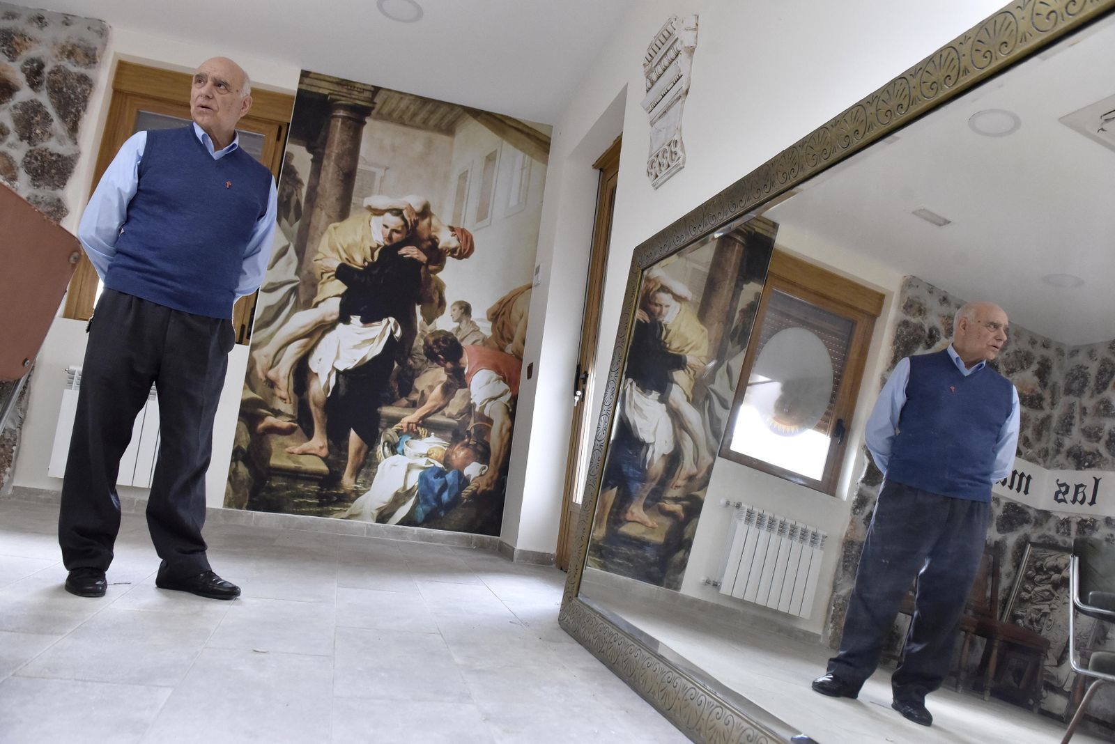 El padre camilo Jesús Zurbano, junto a un cuadro alusivo a la tarea asistencias de su congregación.