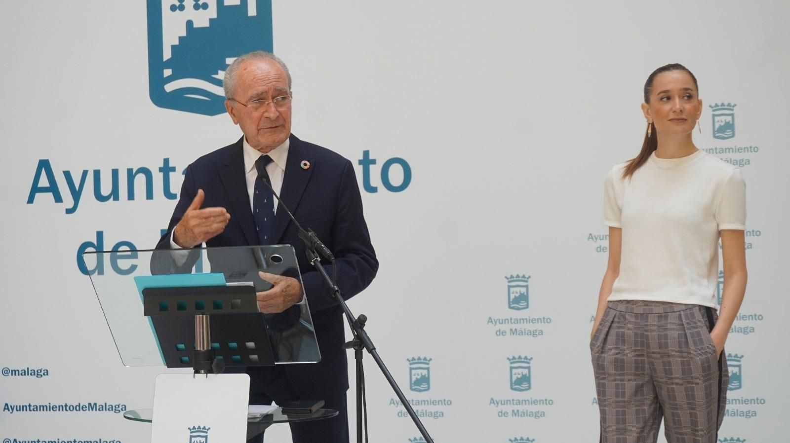 De la Torre acompañado por Elisa Pérez de Siles.