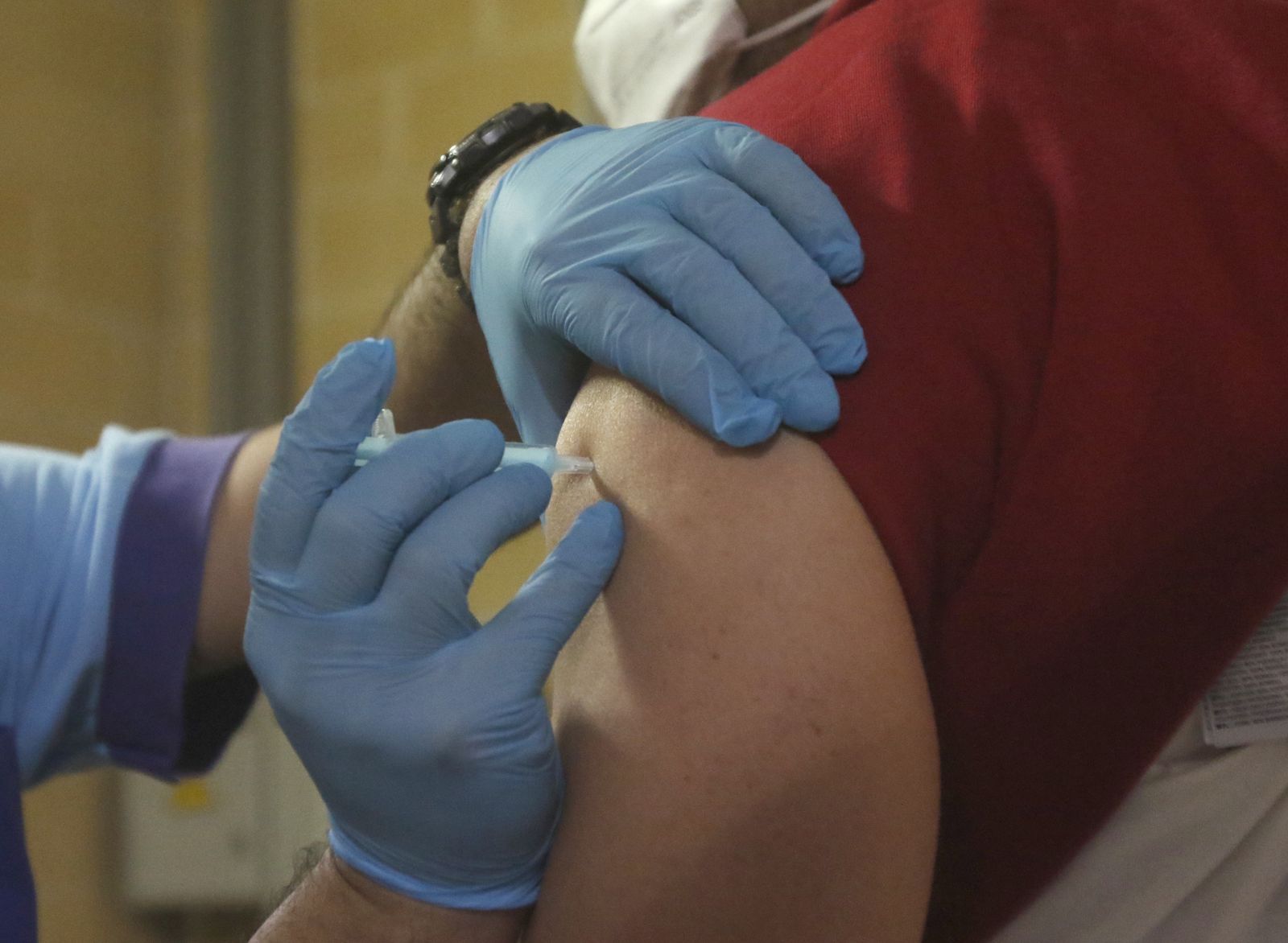 Una persona recibe la vacuna contra el coronavirus en Córdoba.