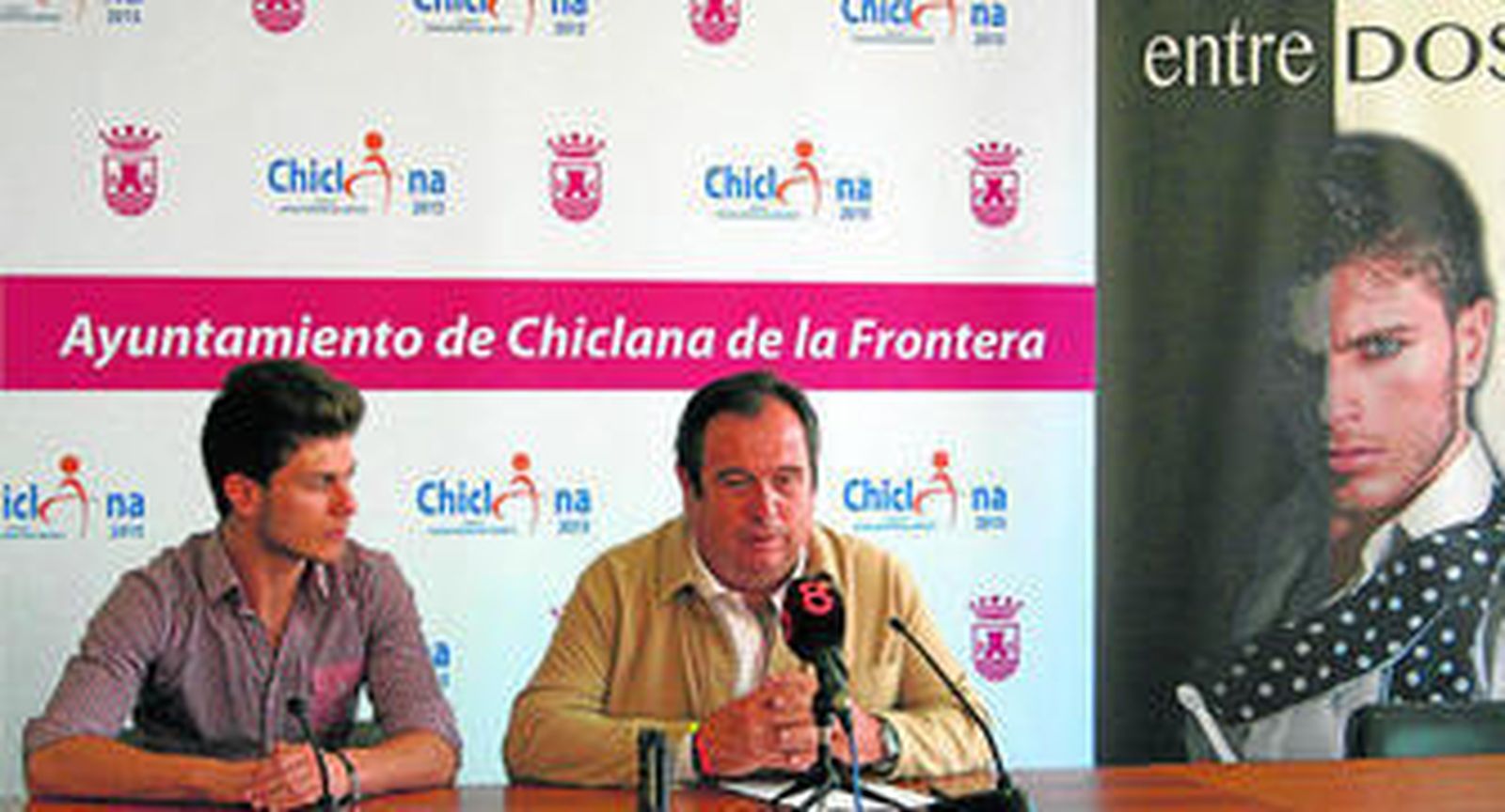 El artista local junto al delegado de Cultura, José Manuel Lechuga, ayer en el Ayuntamiento.