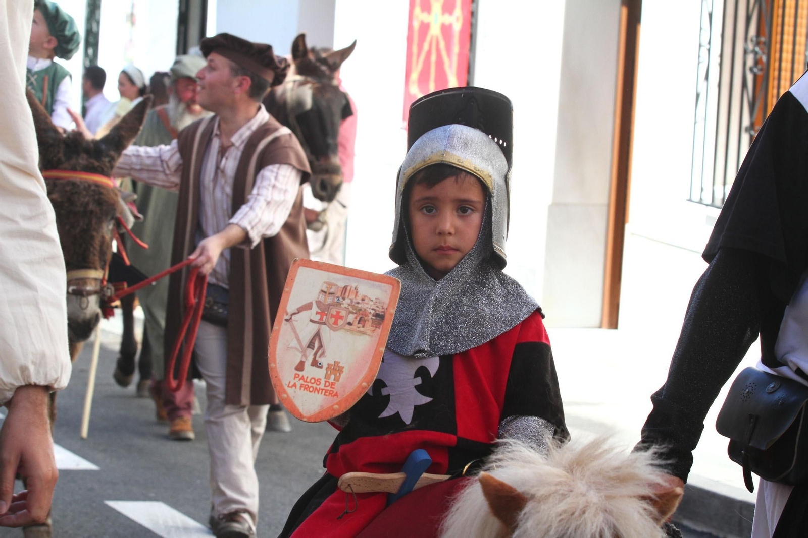 Imágenes del desfile de la XIX Feria Medieval del Descubrimiento, en Palos de la Frontera