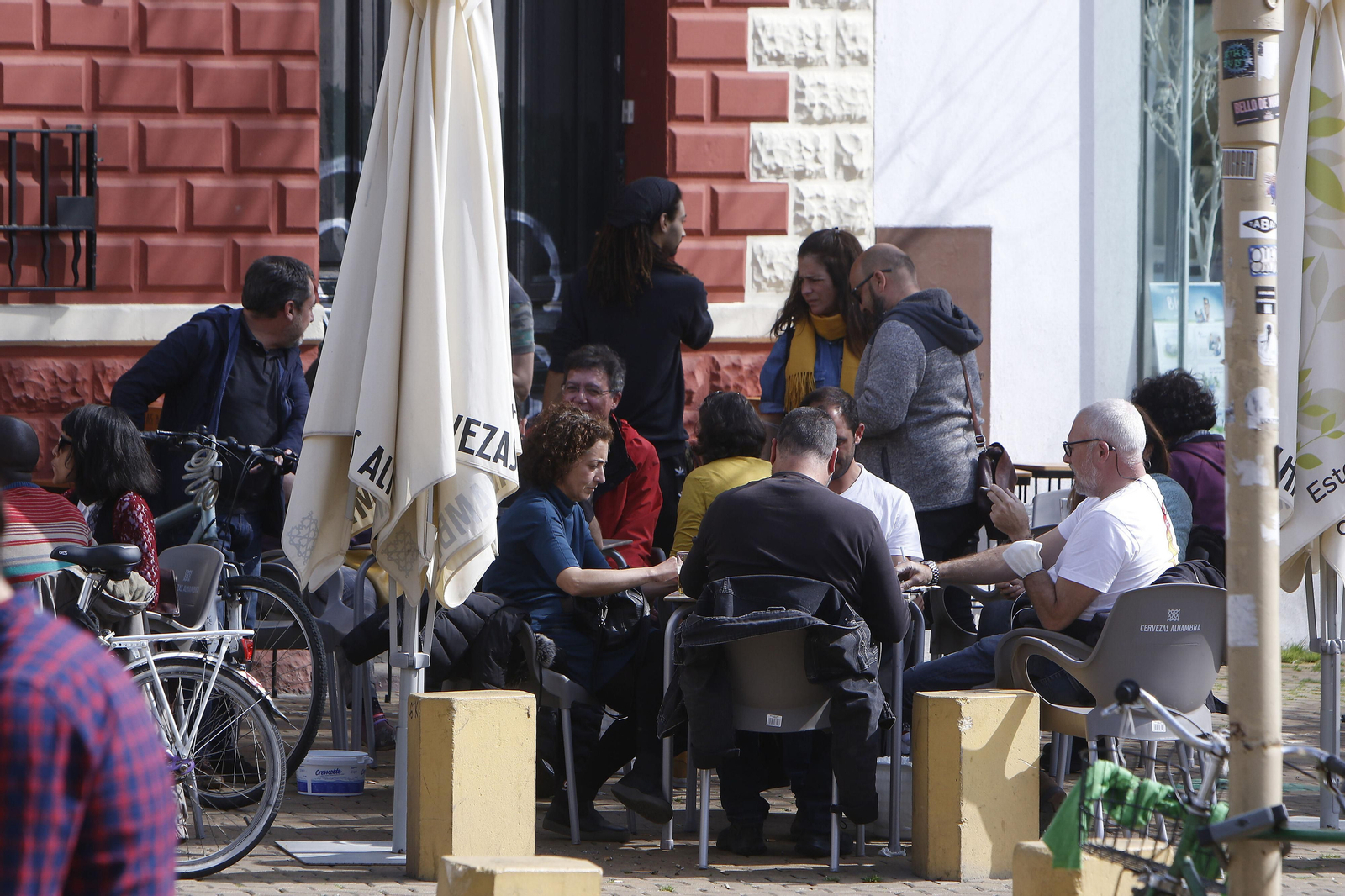 Terraza repleta de clientes en un bar de la Alameda de Hércules el pasado fin de semana.
