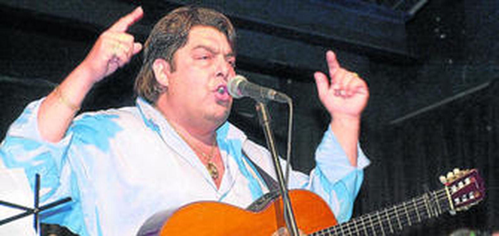 José Ortega 'Manzanita' junto a su guitarra en mitad de un concierto.