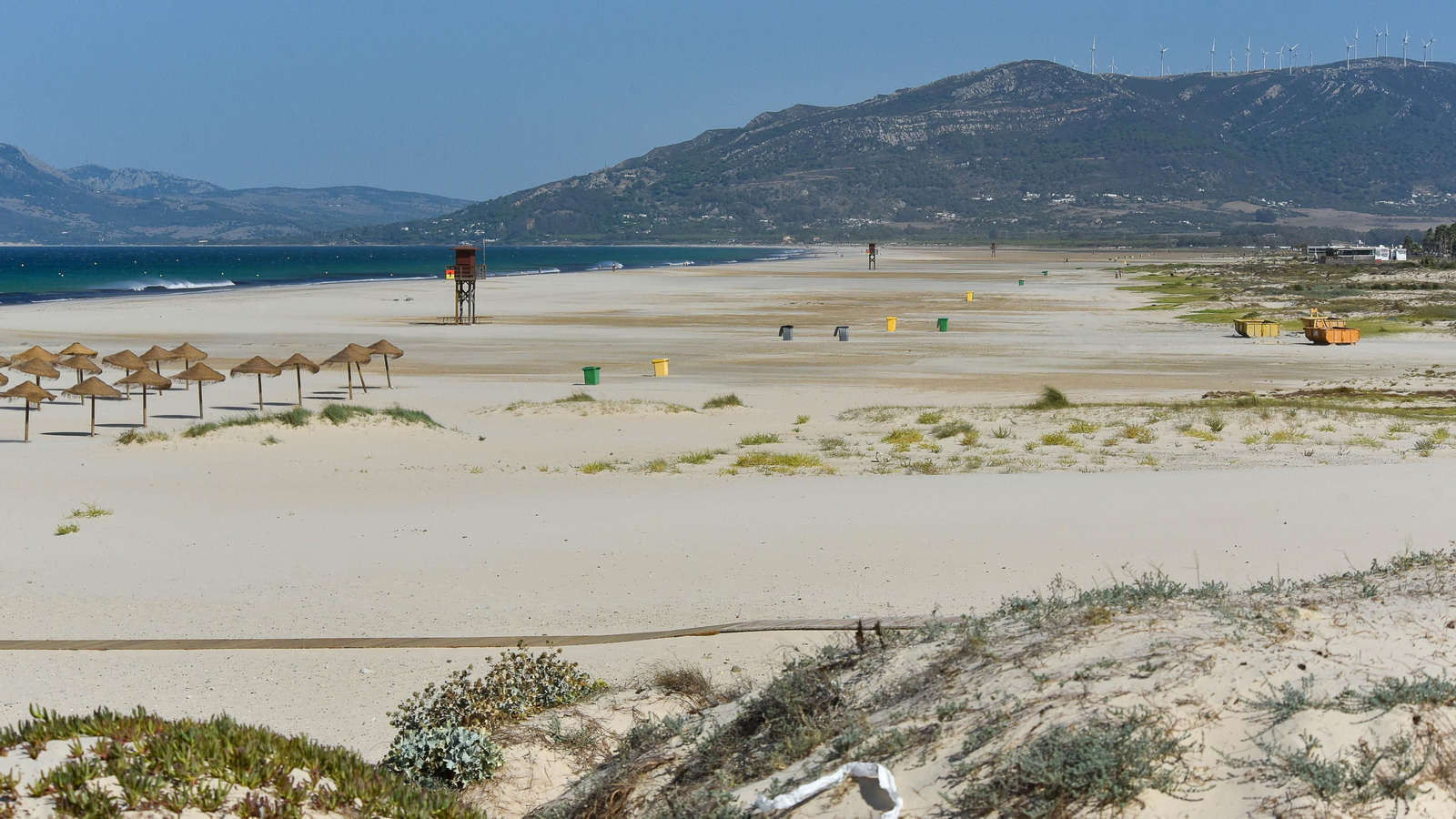 Un día de levante fuerte en Tarifa, en imágenes
