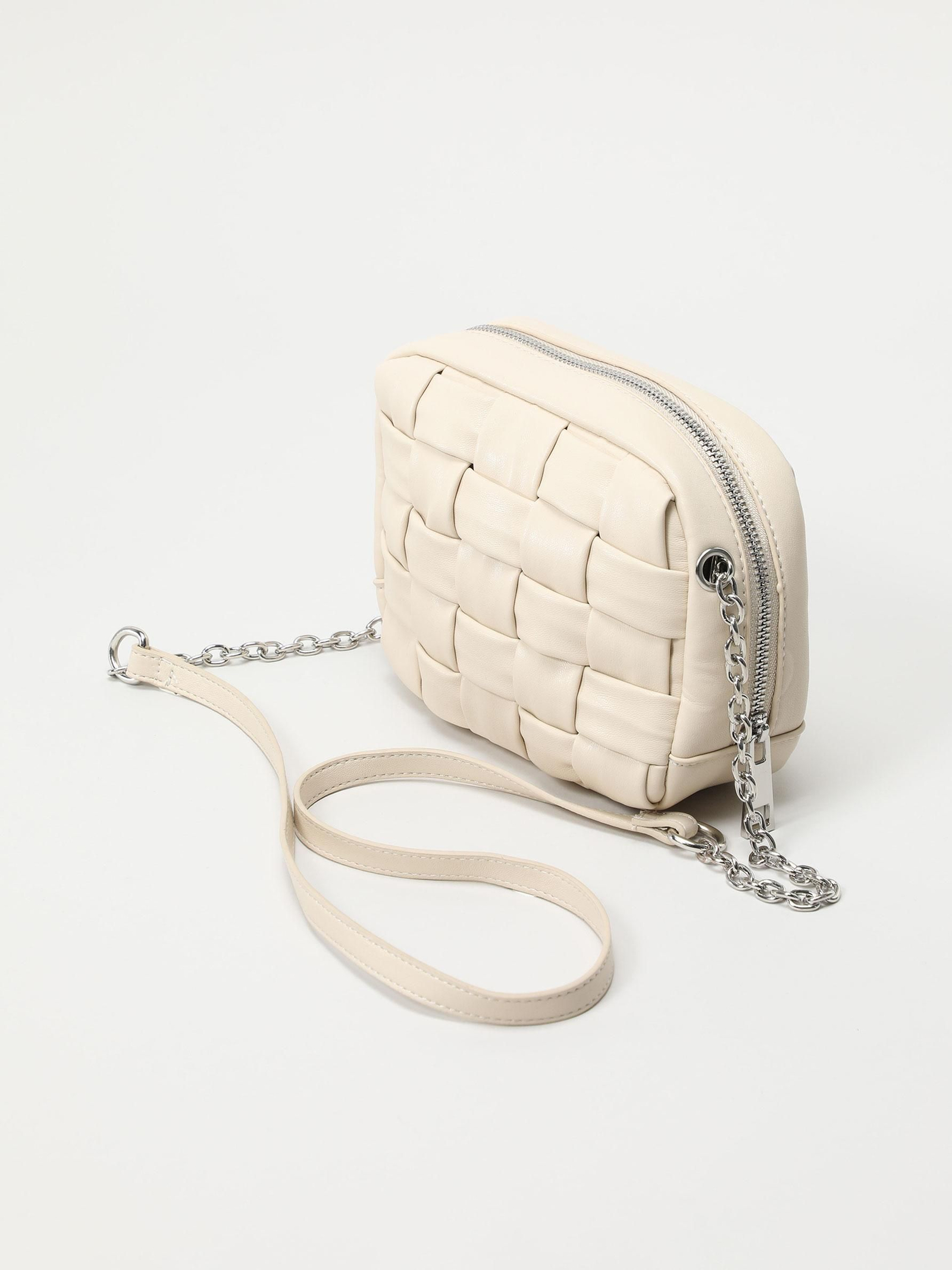 El bolso de Lefties que es un clon del modelo de Bottega y Veneta.