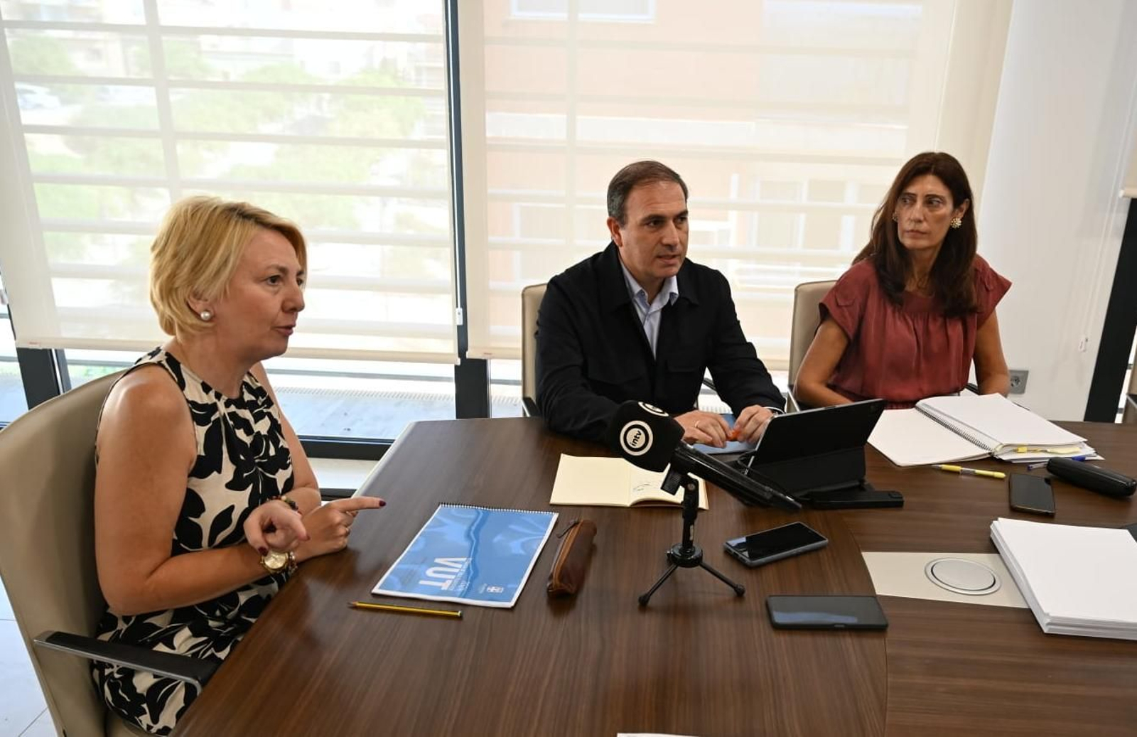 La concejala de Urbanismo, Eloísa Cabrera, presenta el estudio acompañada por el redactor del documento, el arquitecto Pablo García-Pellicer, hablando sobre las viviendas turísticas de Almería.
