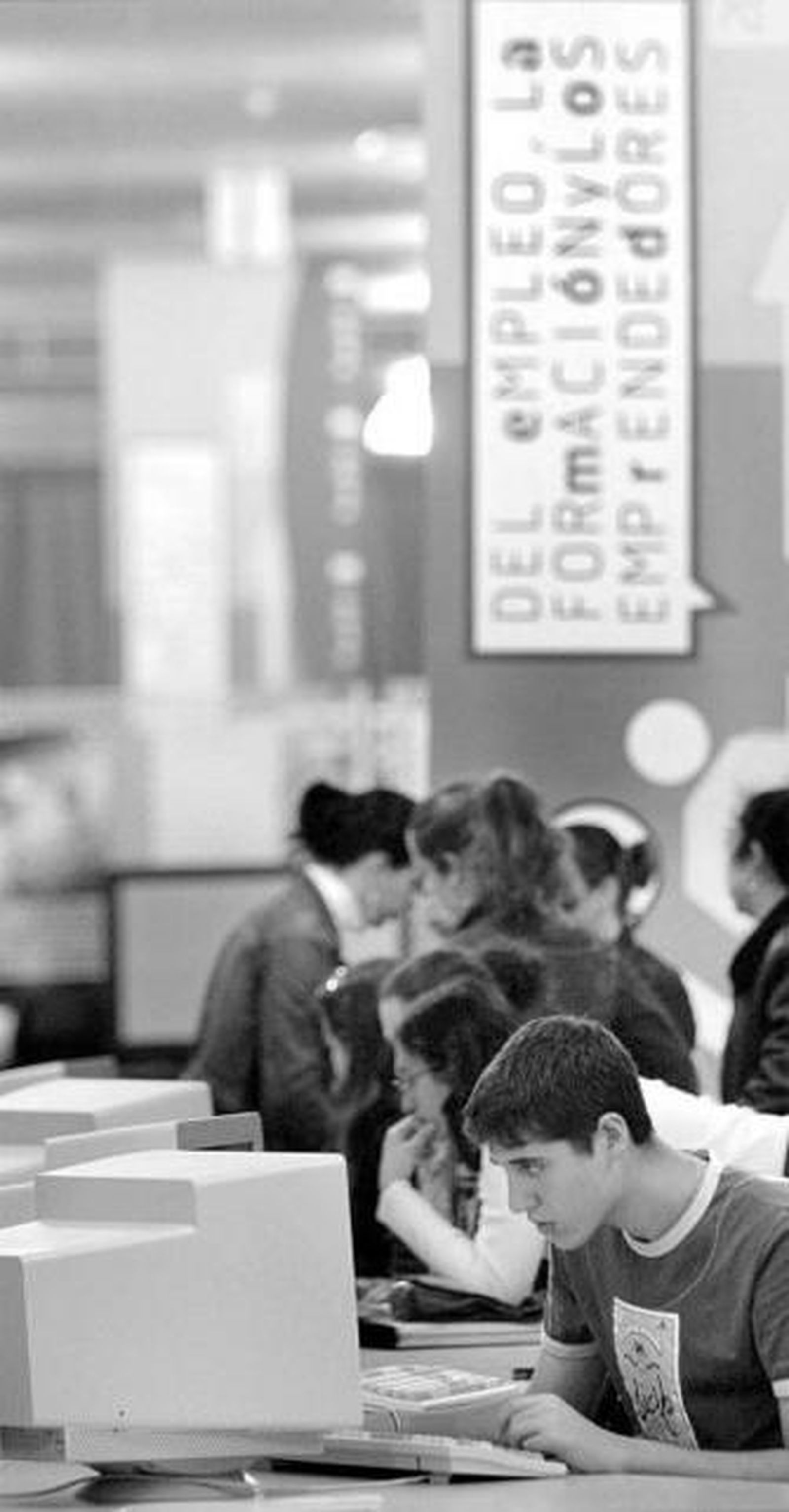 Un joven accede a la red telemática.