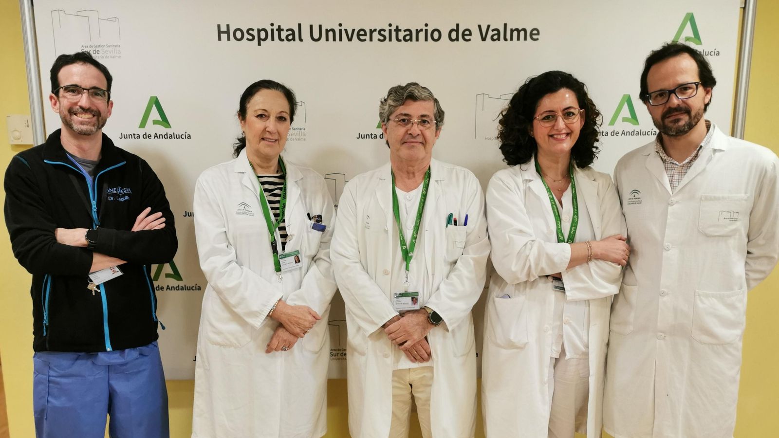 Profesionales de los dos servicios clínicos implicados en el 'Protocolo Fast Track'. De izquierda a derecha: El anestesista Dr. José Luis Laguillo; la jefa del servicio de Anestesiología Dra. Mercedes Echevarría; el jefe del servicio de Traumatología Dr. Jorge Angulo; el responsable de la Unidad de Rodilla, el traumatólogo Dr. Javier Revuelta, y la supervisora de Enfermería de Traumatología Elena Reyes.