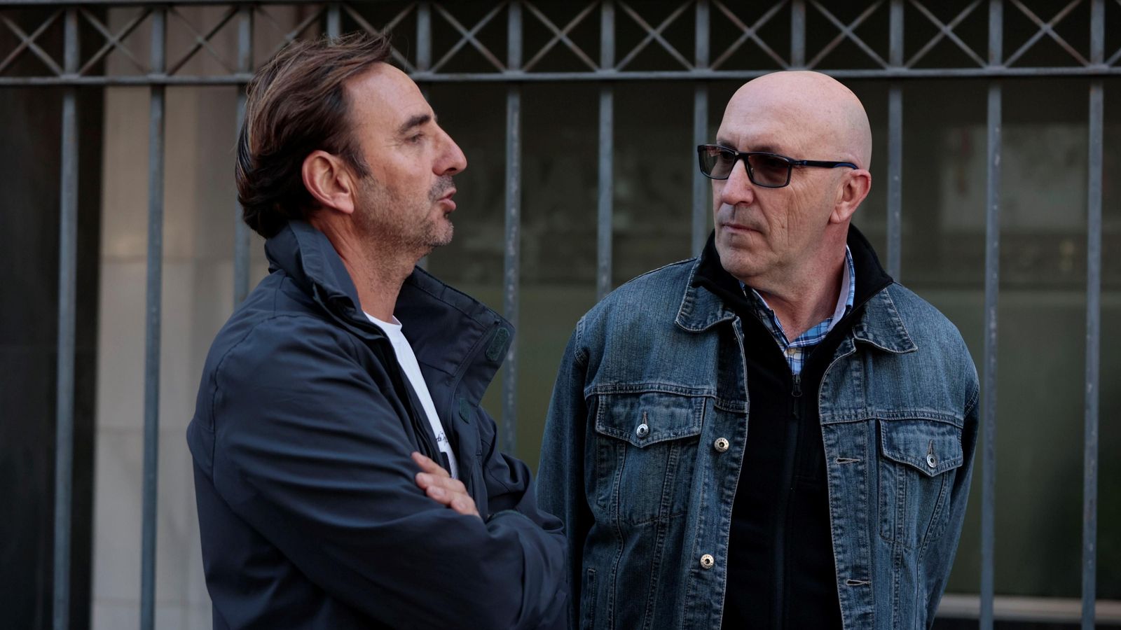 El padre de la víctima, José Manuel Rosado, conversa con Javier Casanueva, tío de Marta del Castillo.