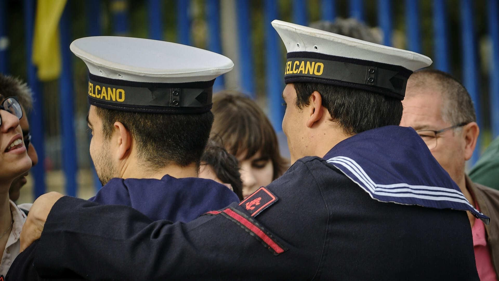 El buque escuela 'Juan Sebastián de Elcano' inicia su crucero de instrucción desde el muelle de Cádiz.
