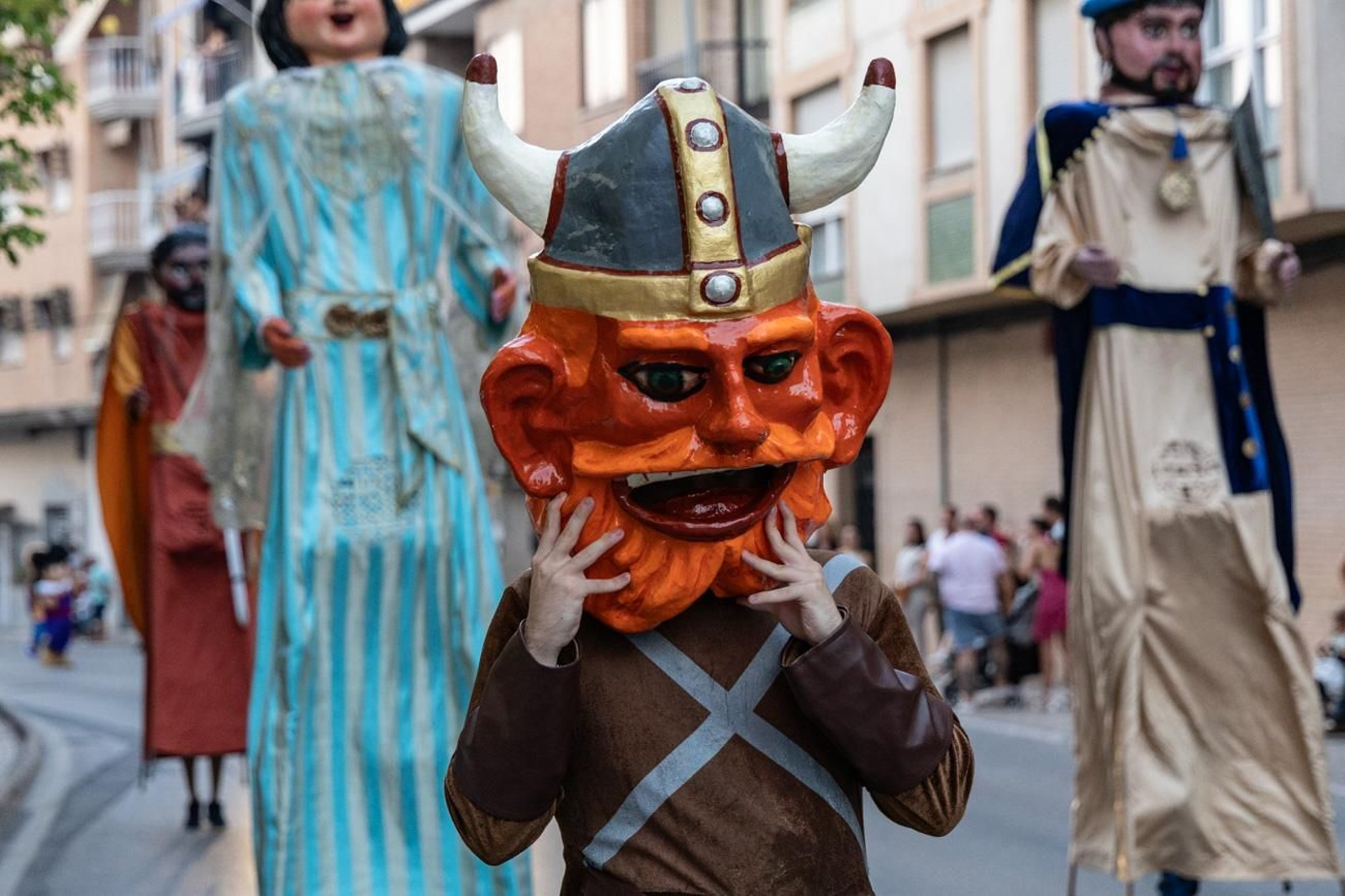 Pasacalles inaugural, fuegos artificiales e iluminación de la portada de feria y del recinto ferial de la Feria de San Bartolomé en Martos