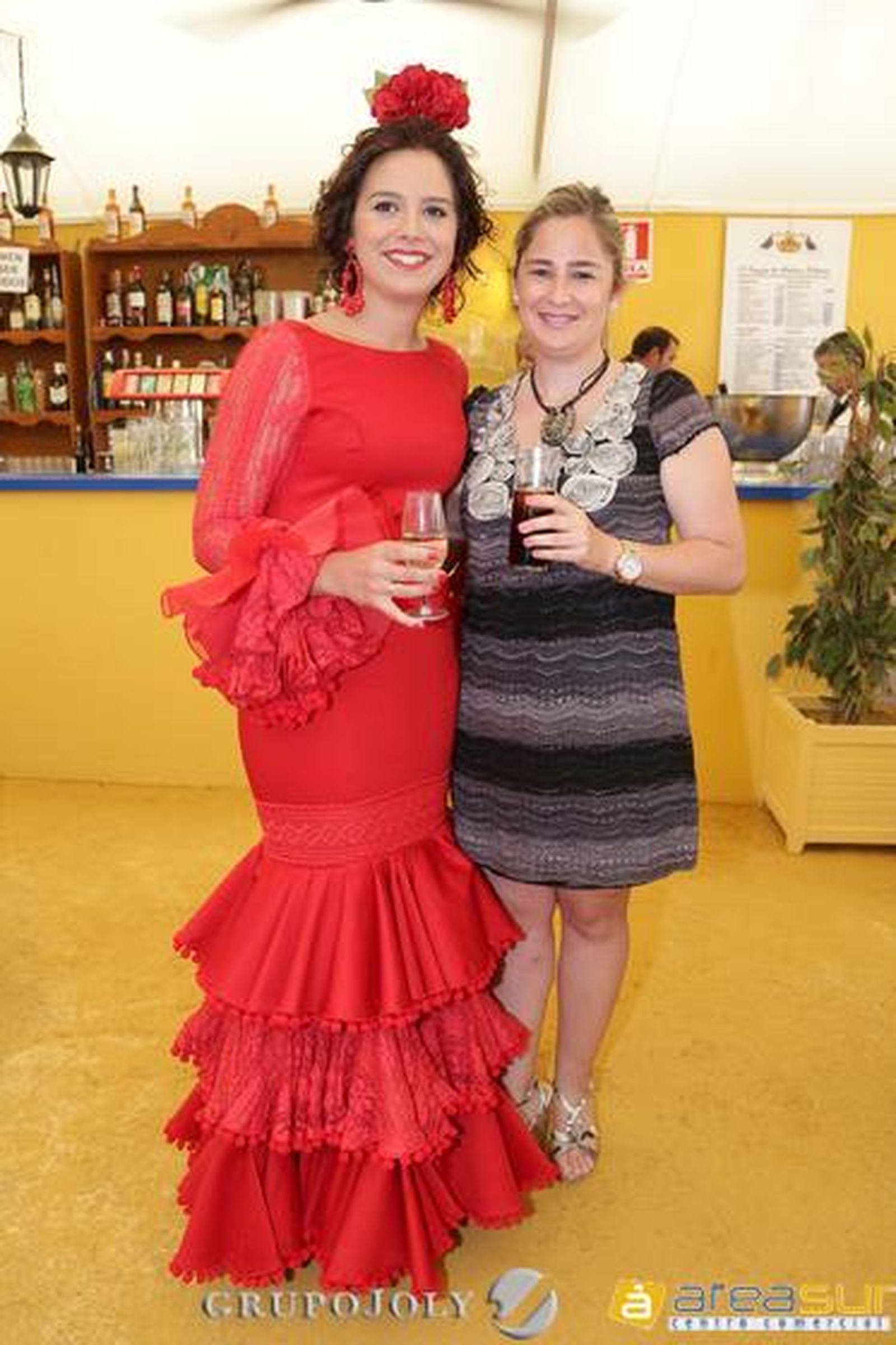 Marisa López brinda en la caseta del Diario con Beatriz Codes, relaciones externas de Coca Cola.

Foto: Vanesa Lobo